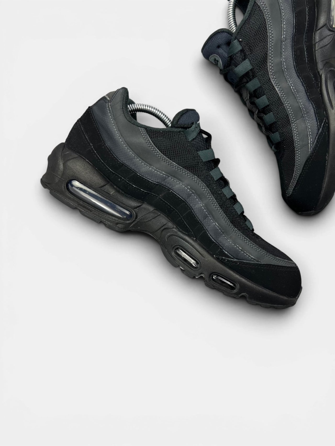 Nike Air Max 95 Black Anthracite — buty sportowe męskie w bardzo dobrym stanie rozmiar 43, wewnętrzny panel lewego buta