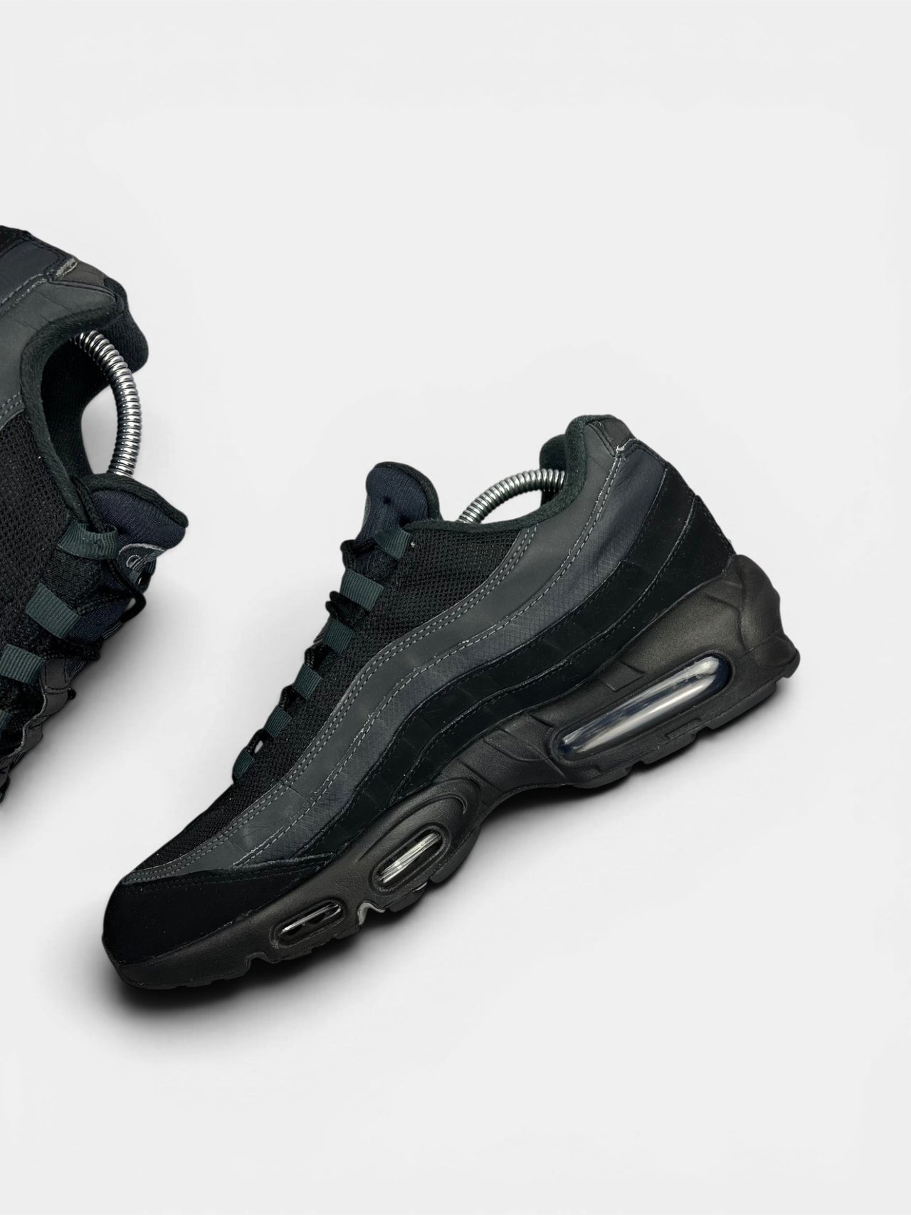 Nike Air Max 95 Black Anthracite — buty sportowe męskie w bardzo dobrym stanie rozmiar 43, wewnętrzny panel prawego buta