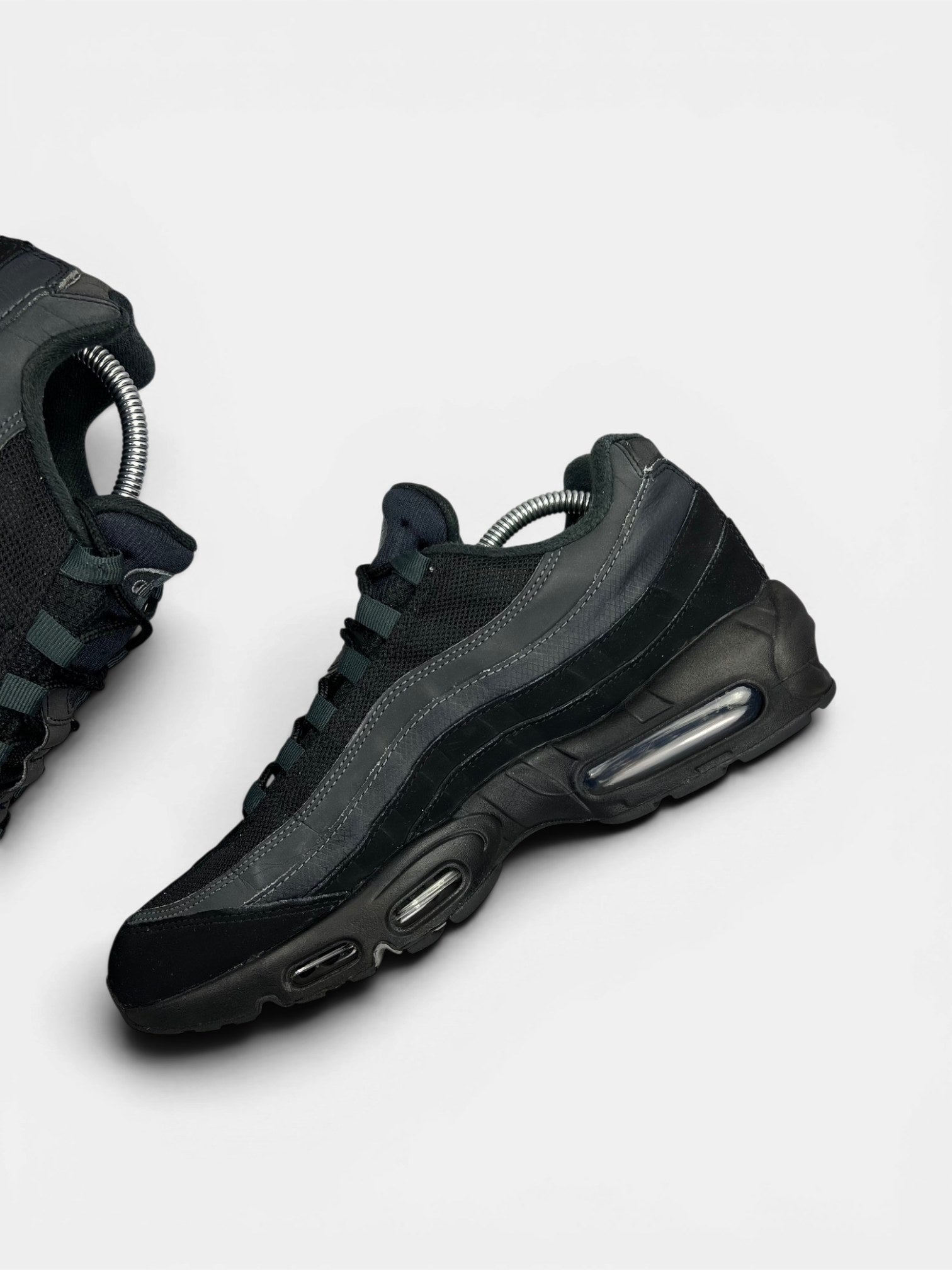 Nike Air Max 95 Black Anthracite — buty sportowe męskie w bardzo dobrym stanie rozmiar 43, wewnętrzny panel prawego buta