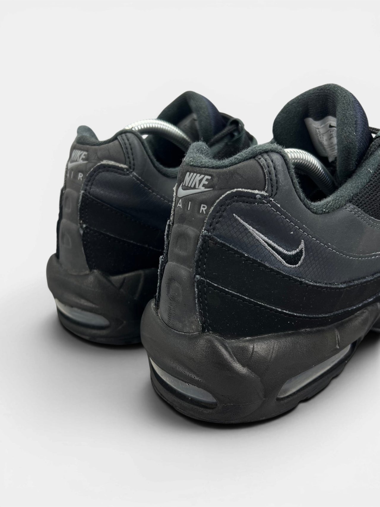 Nike Air Max 95 Black Anthracite — buty sportowe męskie w bardzo dobrym stanie rozmiar 43, widok z tyłu