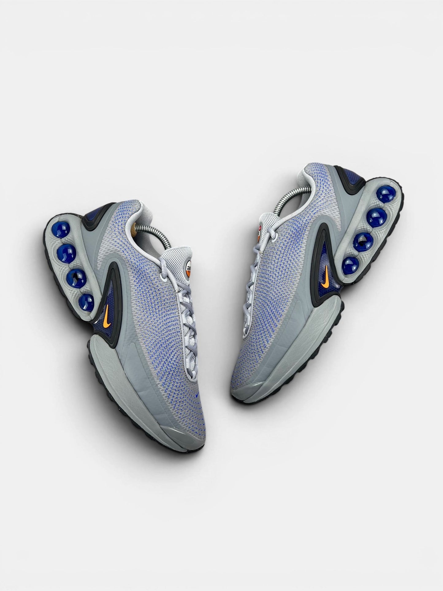 Nike Air Max DN — buty sportowe męskie w bardzo dobrym stanie rozmiar 43, widok z góry na zewnętrzną stronę butów