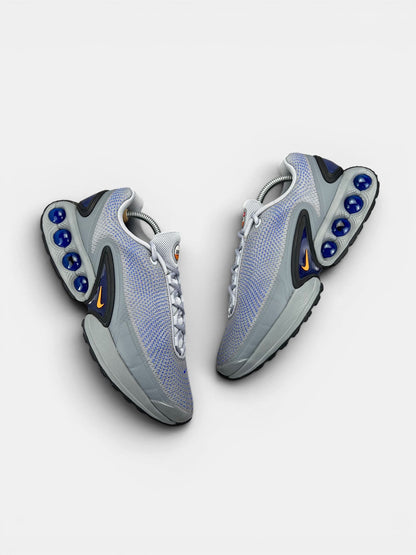 Nike Air Max DN — buty sportowe męskie w bardzo dobrym stanie rozmiar 43, widok z góry na zewnętrzną stronę butów