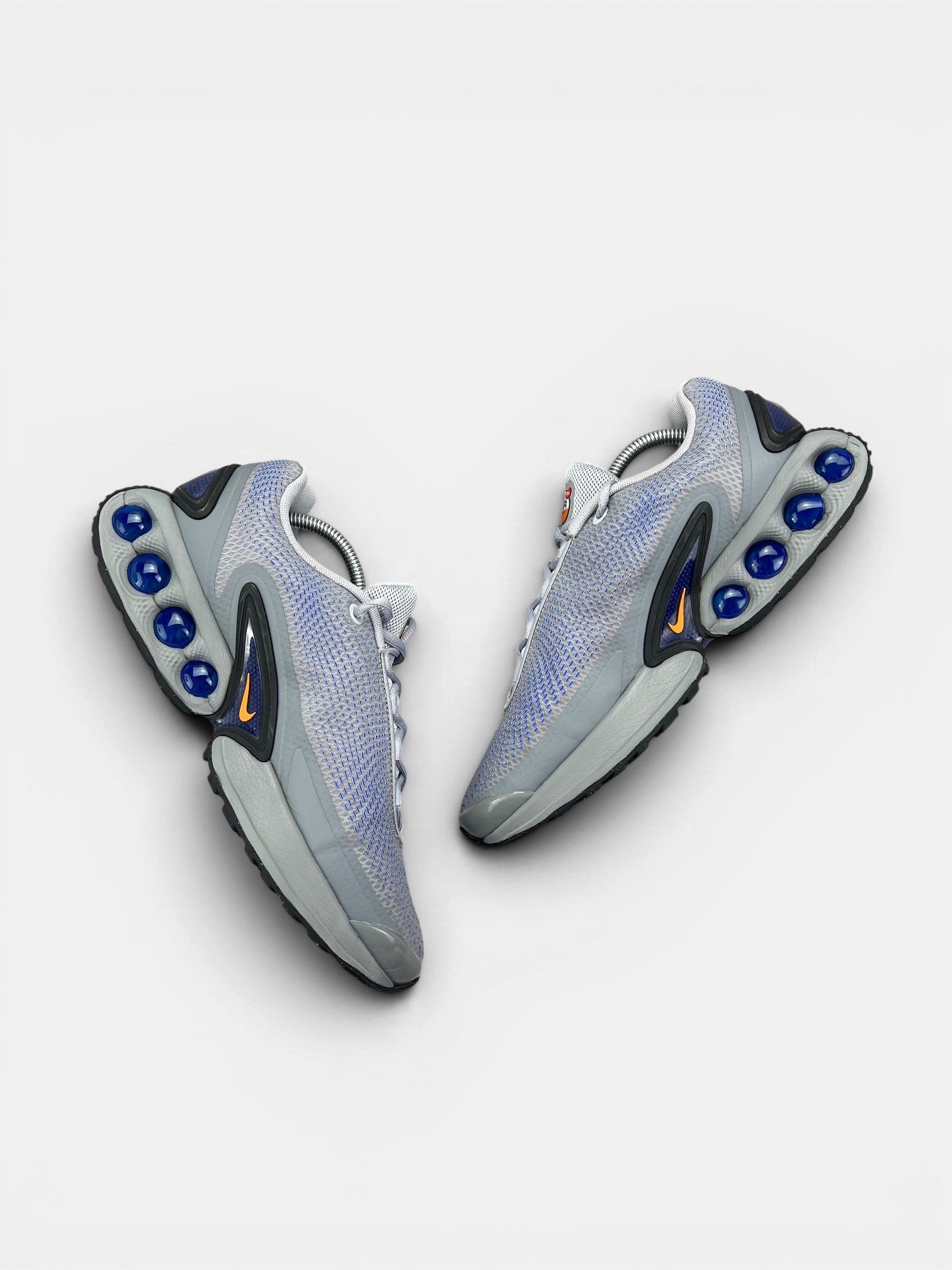 Nike Air Max DN — buty sportowe męskie w bardzo dobrym stanie rozmiar 43, widok z góry na wewnętrzną stronę butów