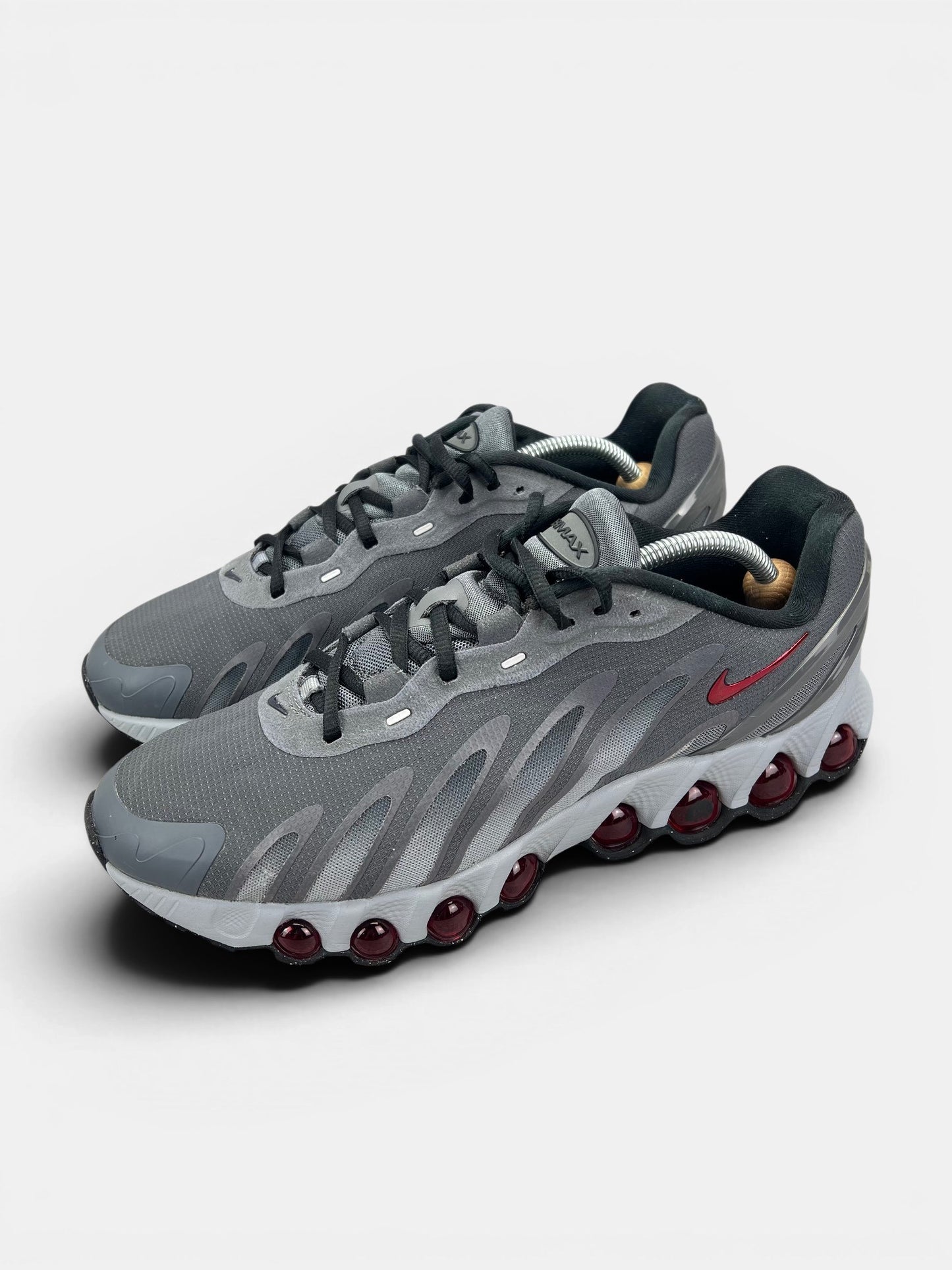 Nike Air Max DN8 “Iron Grey / Bright Crimson” DN8 Grey Crimson — buty sportowe męskie w bardzo dobrym stanie rozmiar 44.5, widok z boku