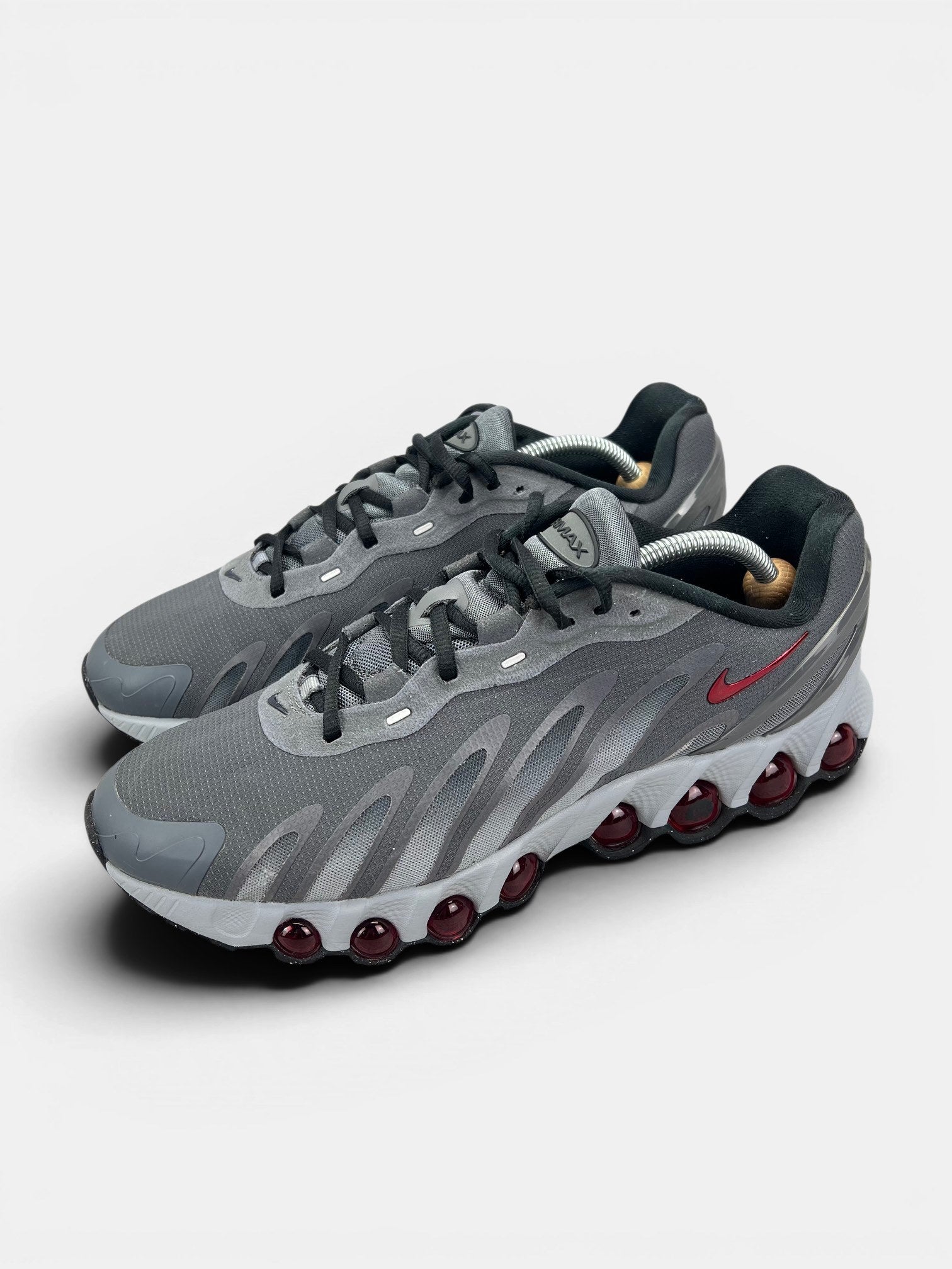 Nike Air Max DN8 “Iron Grey / Bright Crimson” DN8 Grey Crimson — buty sportowe męskie w bardzo dobrym stanie rozmiar 44.5, widok z boku