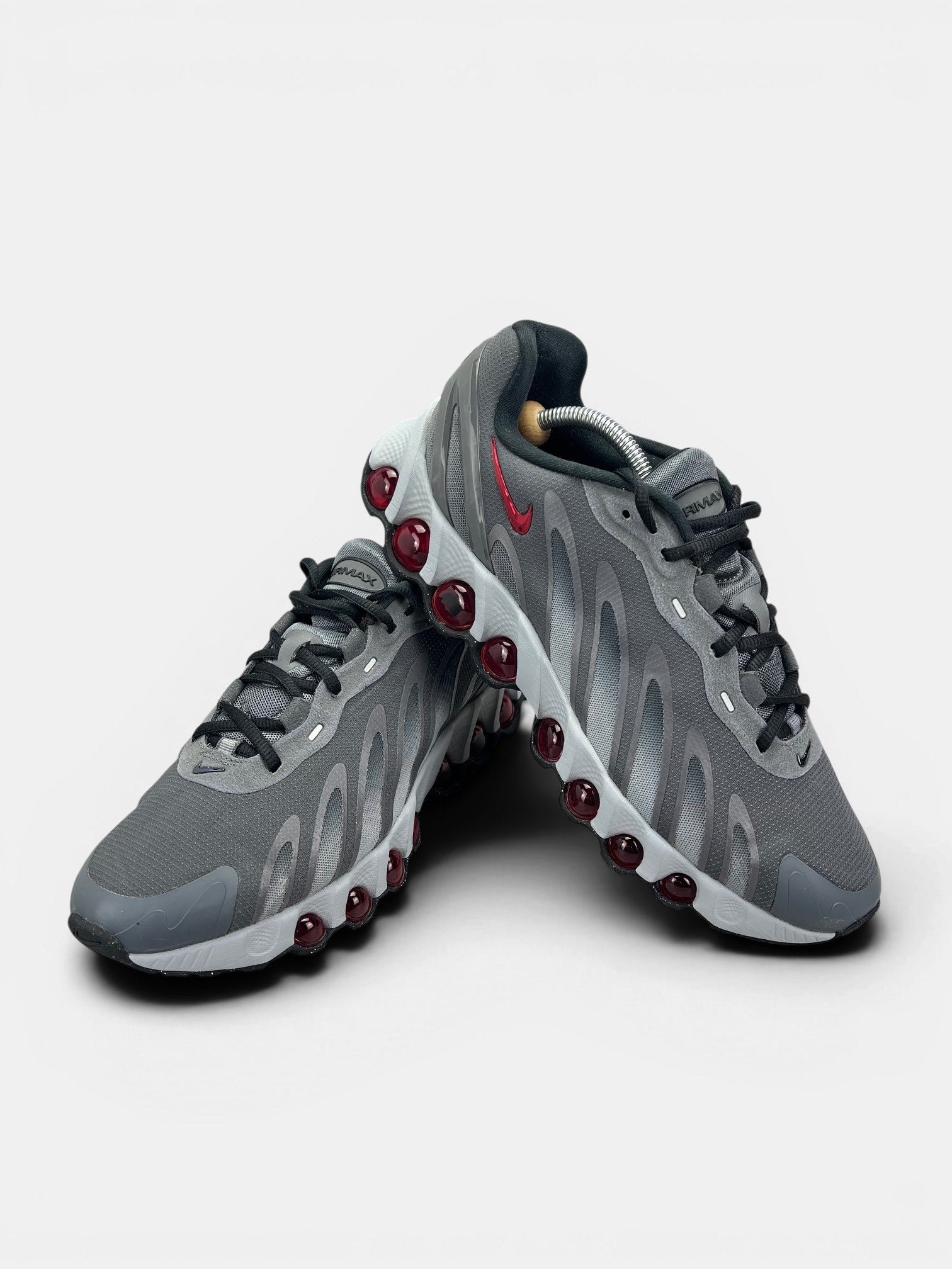 Nike Air Max DN8 “Iron Grey / Bright Crimson” DN8 Grey Crimson — buty sportowe męskie w bardzo dobrym stanie rozmiar 44.5, boczny profil