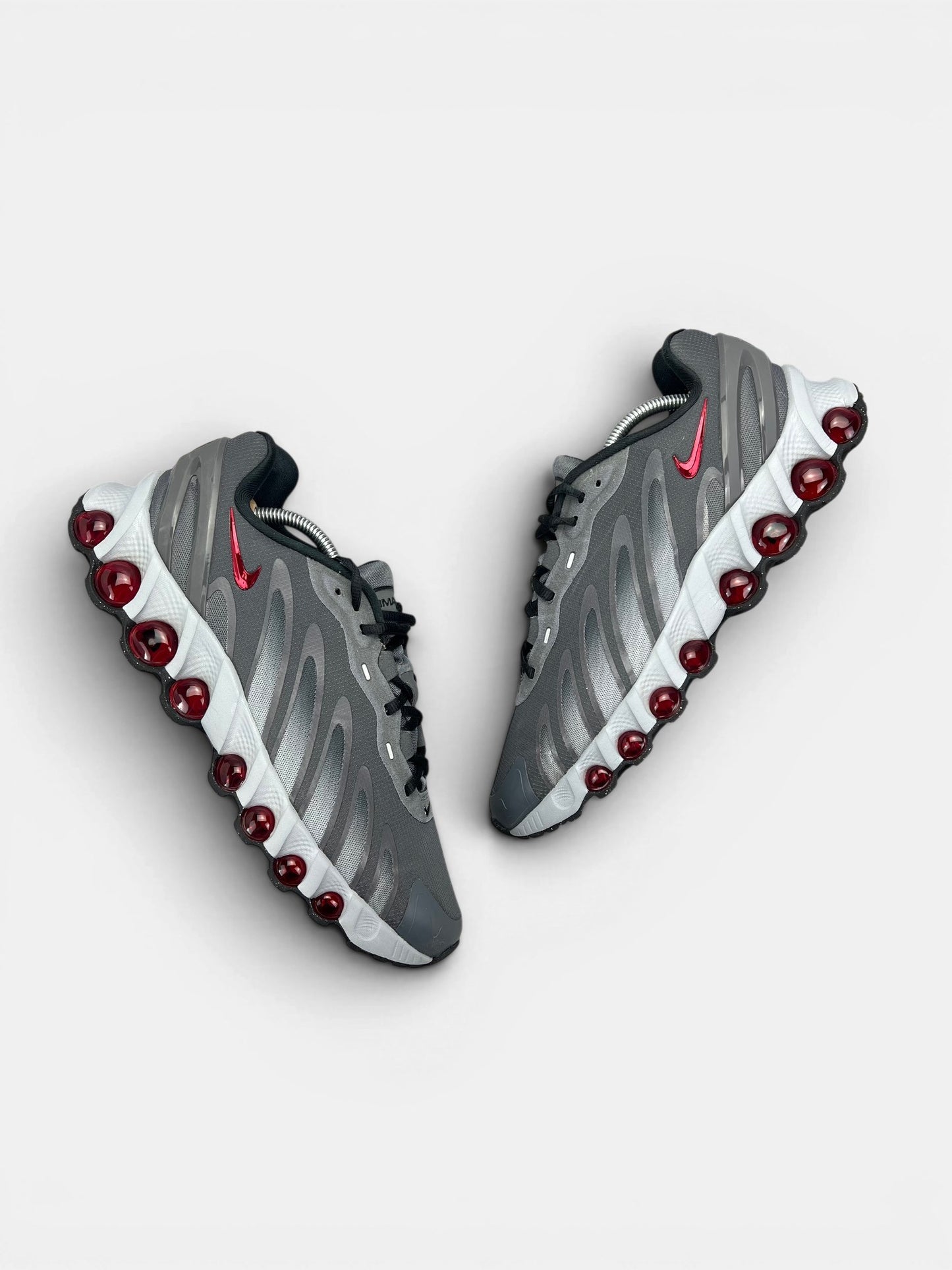 Nike Air Max DN8 “Iron Grey / Bright Crimson” DN8 Grey Crimson — buty sportowe męskie w bardzo dobrym stanie rozmiar 44.5, widok z góry na zewnętrzną stronę butów