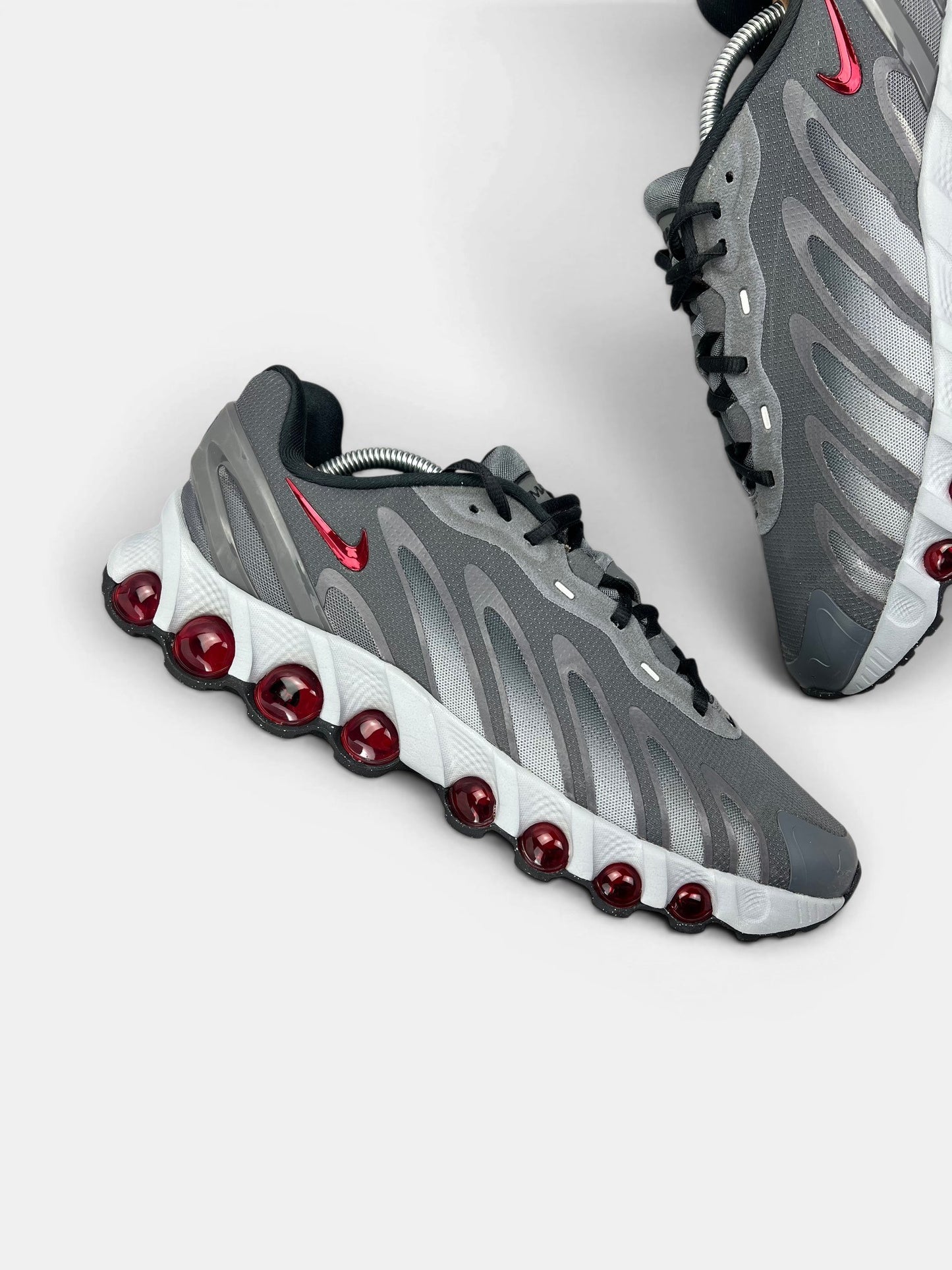 Nike Air Max DN8 “Iron Grey / Bright Crimson” DN8 Grey Crimson — buty sportowe męskie w bardzo dobrym stanie rozmiar 44.5, zewnętrzny panel prawego buta
