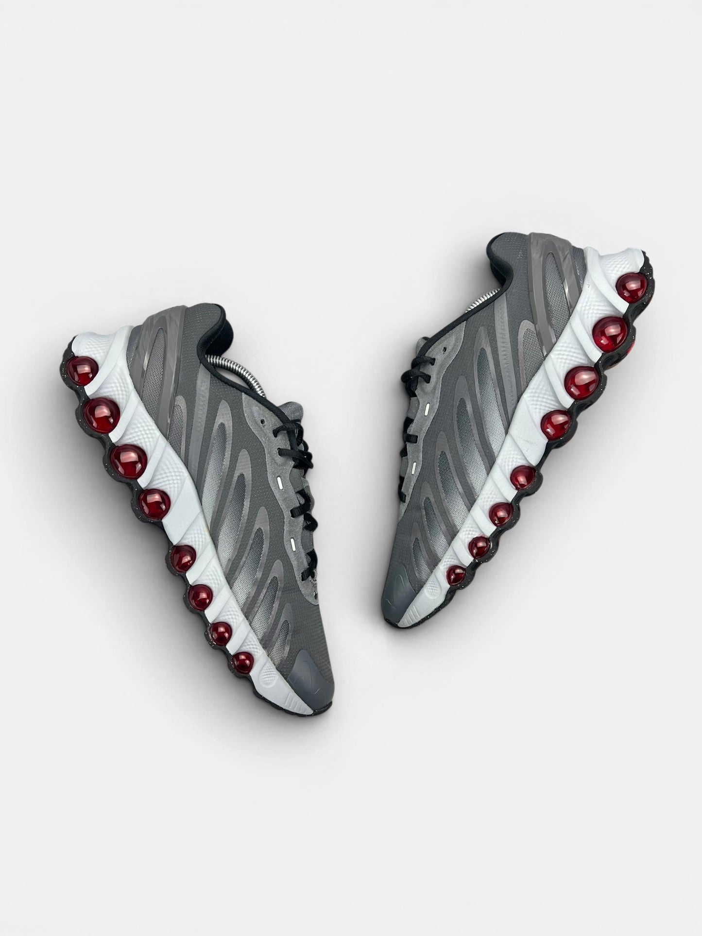 Nike Air Max DN8 “Iron Grey / Bright Crimson” DN8 Grey Crimson — buty sportowe męskie w bardzo dobrym stanie rozmiar 44.5, widok z góry na wewnętrzną stronę butów