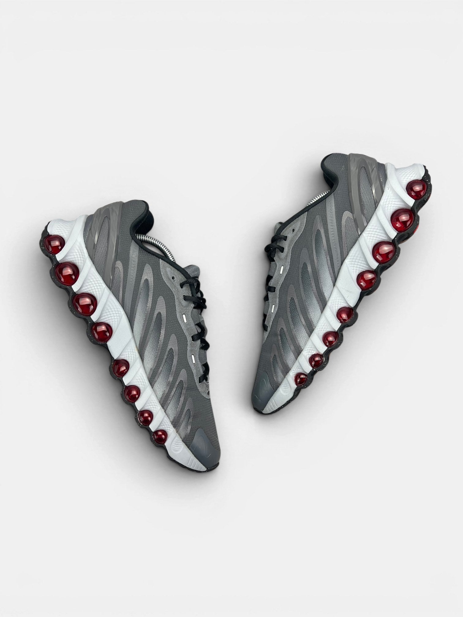 Nike Air Max DN8 “Iron Grey / Bright Crimson” DN8 Grey Crimson — buty sportowe męskie w bardzo dobrym stanie rozmiar 44.5, widok z góry na wewnętrzną stronę butów