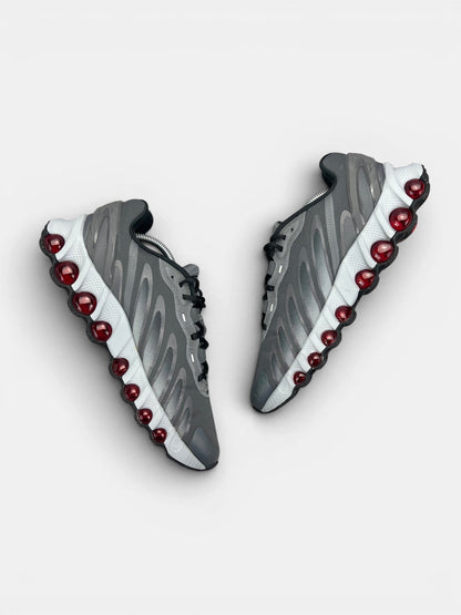 Nike Air Max DN8 “Iron Grey / Bright Crimson” DN8 Grey Crimson — buty sportowe męskie w bardzo dobrym stanie rozmiar 44.5, widok z góry na wewnętrzną stronę butów