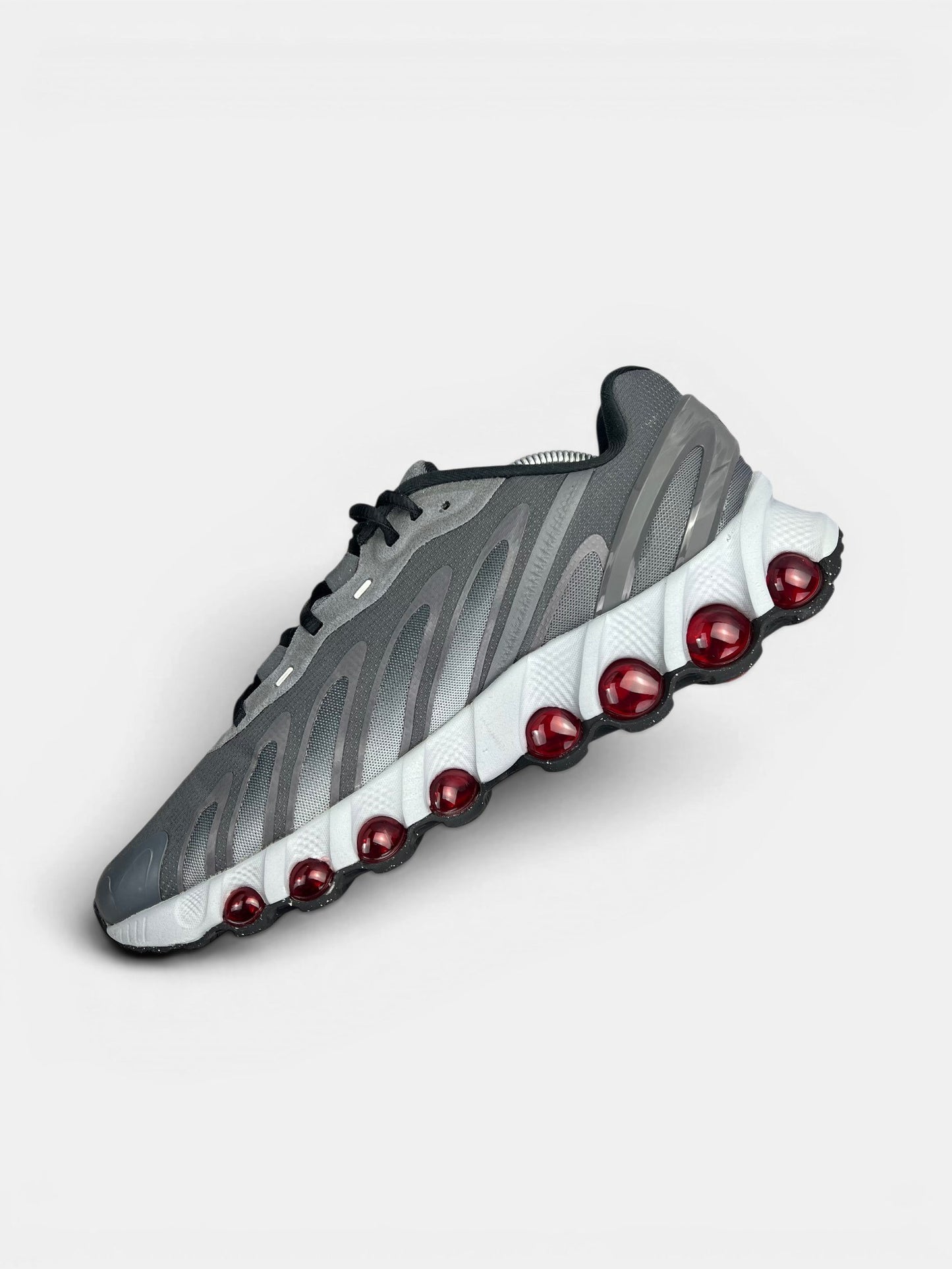 Nike Air Max DN8 “Iron Grey / Bright Crimson” DN8 Grey Crimson — buty sportowe męskie w bardzo dobrym stanie rozmiar 44.5, wewnętrzny panel prawego buta