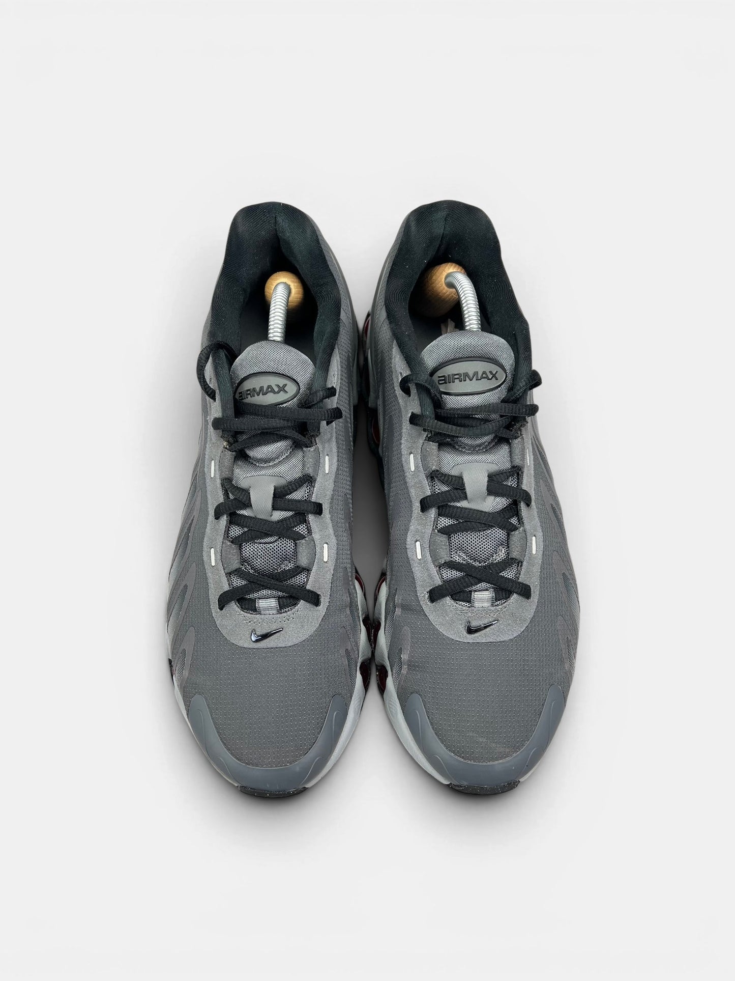 Nike Air Max DN8 “Iron Grey / Bright Crimson” DN8 Grey Crimson — buty sportowe męskie w bardzo dobrym stanie rozmiar 44.5, widok z góry