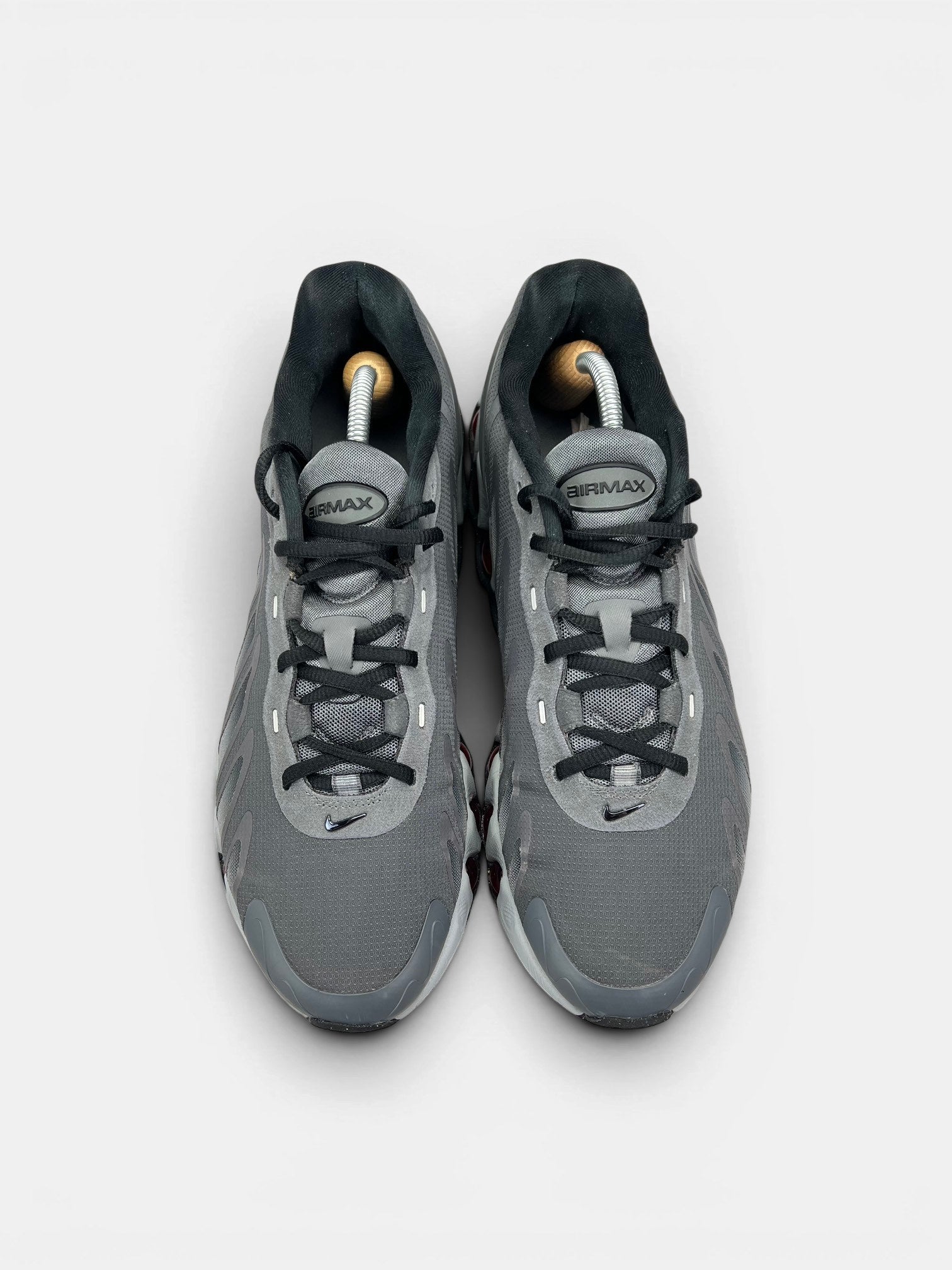 Nike Air Max DN8 “Iron Grey / Bright Crimson” DN8 Grey Crimson — buty sportowe męskie w bardzo dobrym stanie rozmiar 44.5, widok z góry