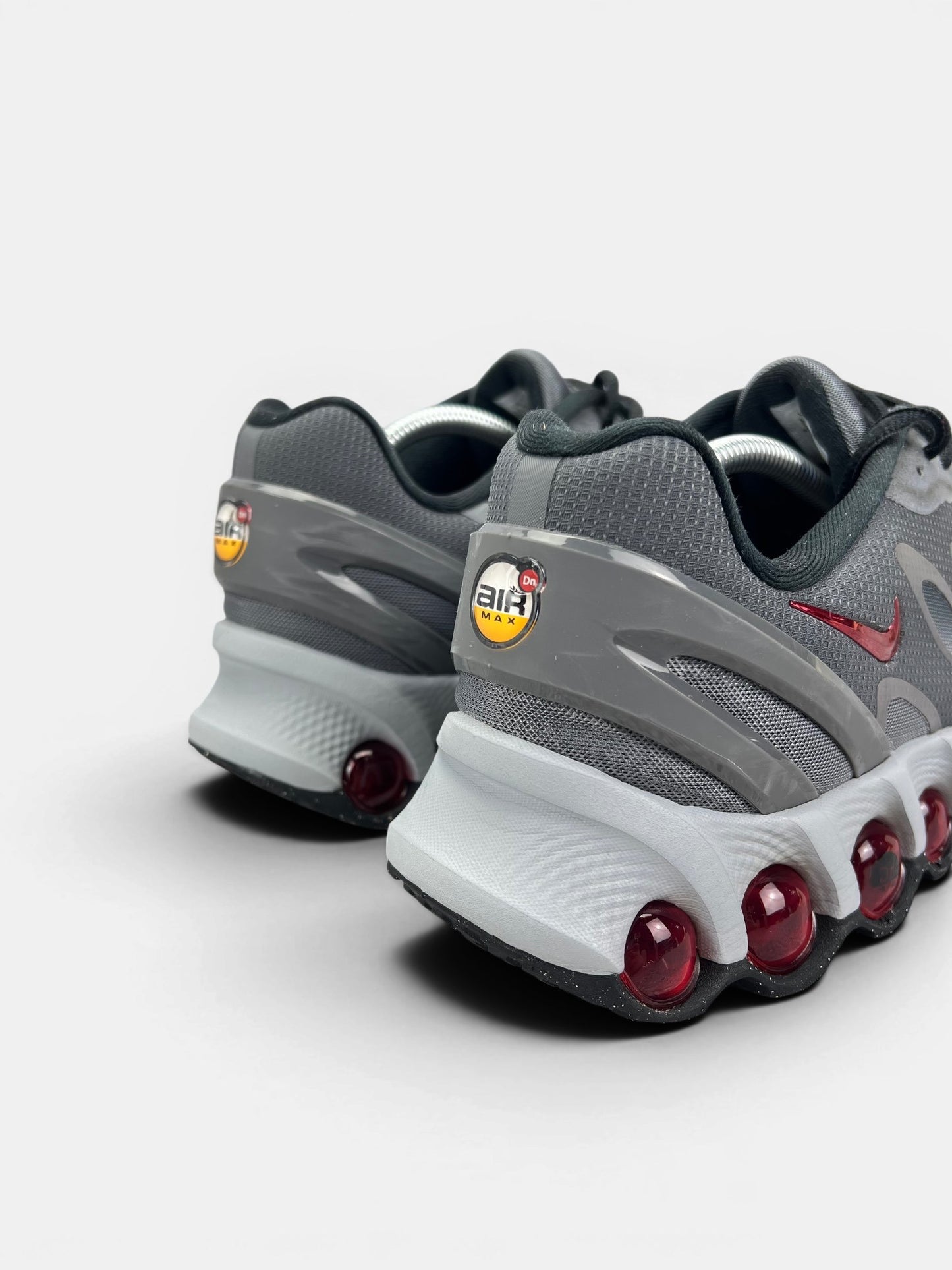 Nike Air Max DN8 “Iron Grey / Bright Crimson” DN8 Grey Crimson — buty sportowe męskie w bardzo dobrym stanie rozmiar 44.5, widok z tyłu