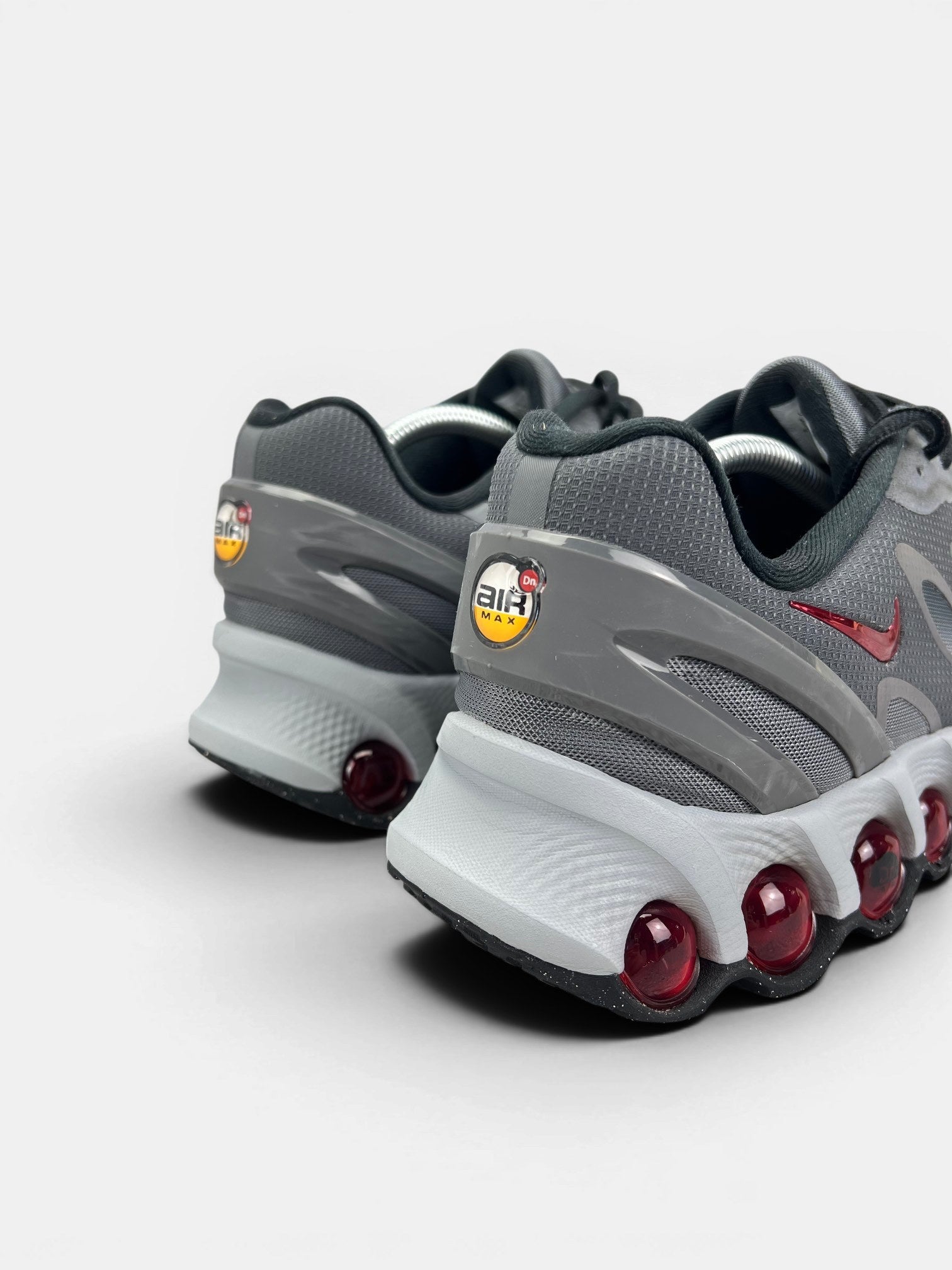 Nike Air Max DN8 “Iron Grey / Bright Crimson” DN8 Grey Crimson — buty sportowe męskie w bardzo dobrym stanie rozmiar 44.5, widok z tyłu