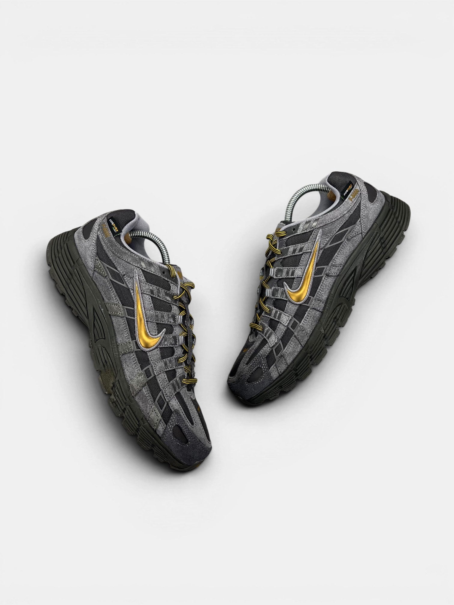 Nike P-6000 CORDURA Medium Ash/Golden Hop — buty sportowe męskie w bardzo dobrym stanie rozmiar 43, widok z góry na zewnętrzną stronę butów