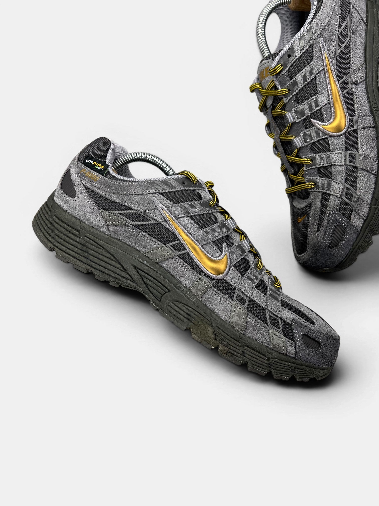 Nike P-6000 CORDURA Medium Ash/Golden Hop — buty sportowe męskie w bardzo dobrym stanie rozmiar 43, zewnętrzny panel prawego buta