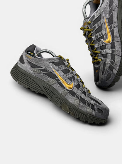 Nike P-6000 CORDURA Medium Ash/Golden Hop — buty sportowe męskie w bardzo dobrym stanie rozmiar 43, zewnętrzny panel prawego buta