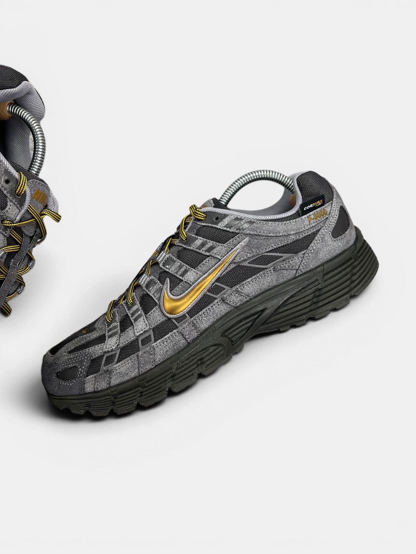 Nike P-6000 CORDURA Medium Ash/Golden Hop — buty sportowe męskie w bardzo dobrym stanie rozmiar 43, zewnętrzny panel lewego buta