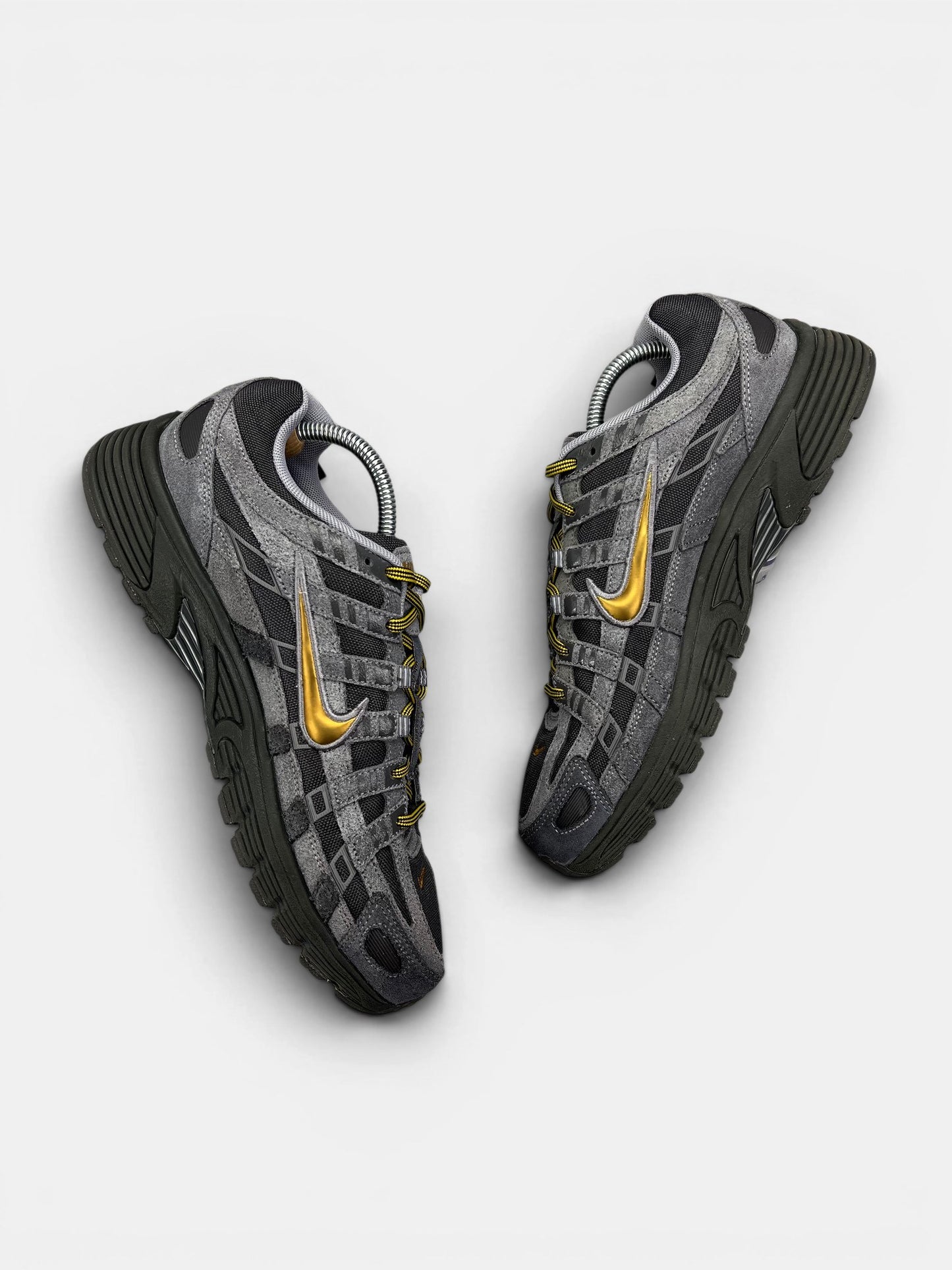 Nike P-6000 CORDURA Medium Ash/Golden Hop — buty sportowe męskie w bardzo dobrym stanie rozmiar 43, widok z góry na wewnętrzną stronę butów