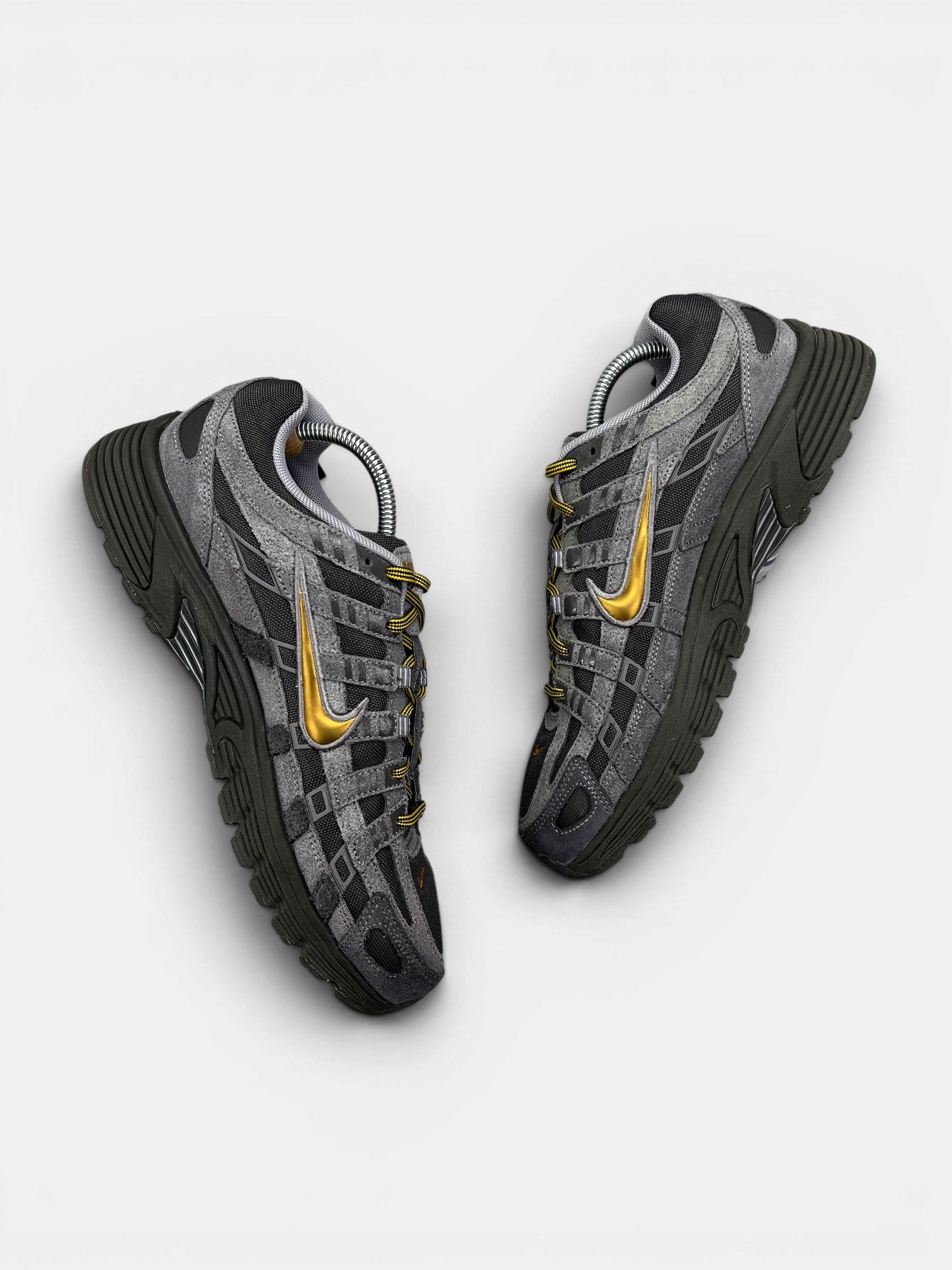 Nike P-6000 CORDURA Medium Ash/Golden Hop — buty sportowe męskie w bardzo dobrym stanie rozmiar 43, widok z góry na wewnętrzną stronę butów