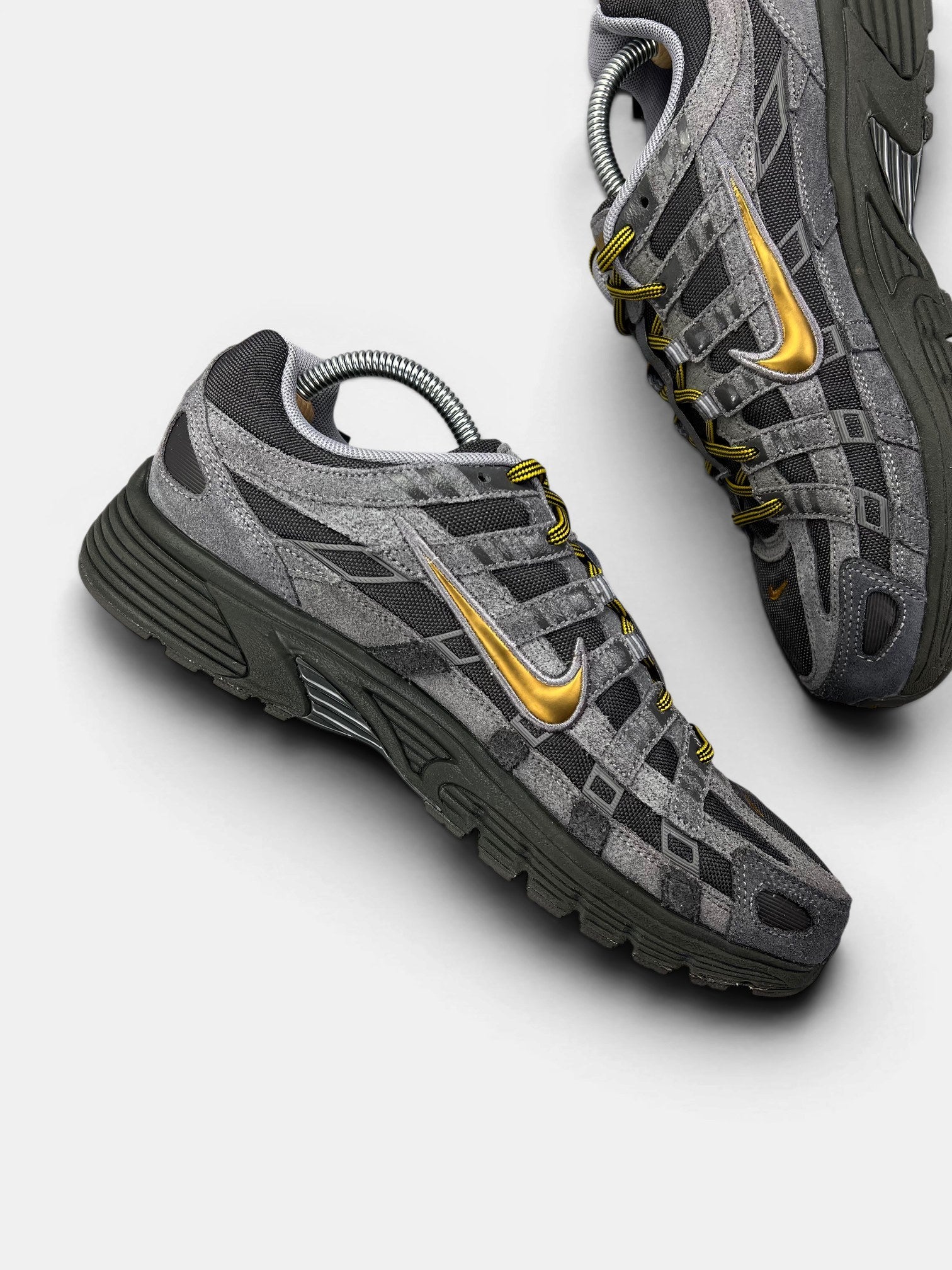 Nike P-6000 CORDURA Medium Ash/Golden Hop — buty sportowe męskie w bardzo dobrym stanie rozmiar 43, wewnętrzny panel lewego buta