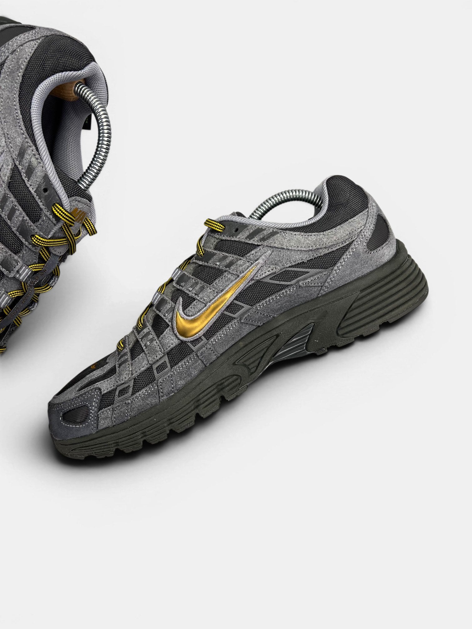 Nike P-6000 CORDURA Medium Ash/Golden Hop — buty sportowe męskie w bardzo dobrym stanie rozmiar 43, wewnętrzny panel prawego buta