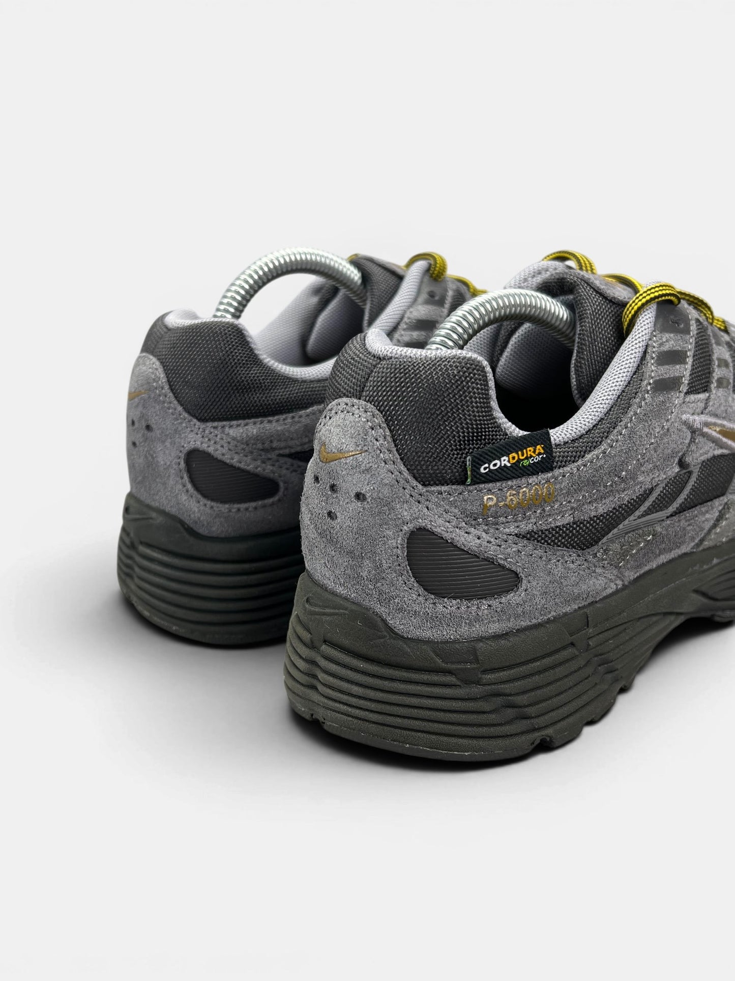 Nike P-6000 CORDURA Medium Ash/Golden Hop — buty sportowe męskie w bardzo dobrym stanie rozmiar 43, widok z tyłu