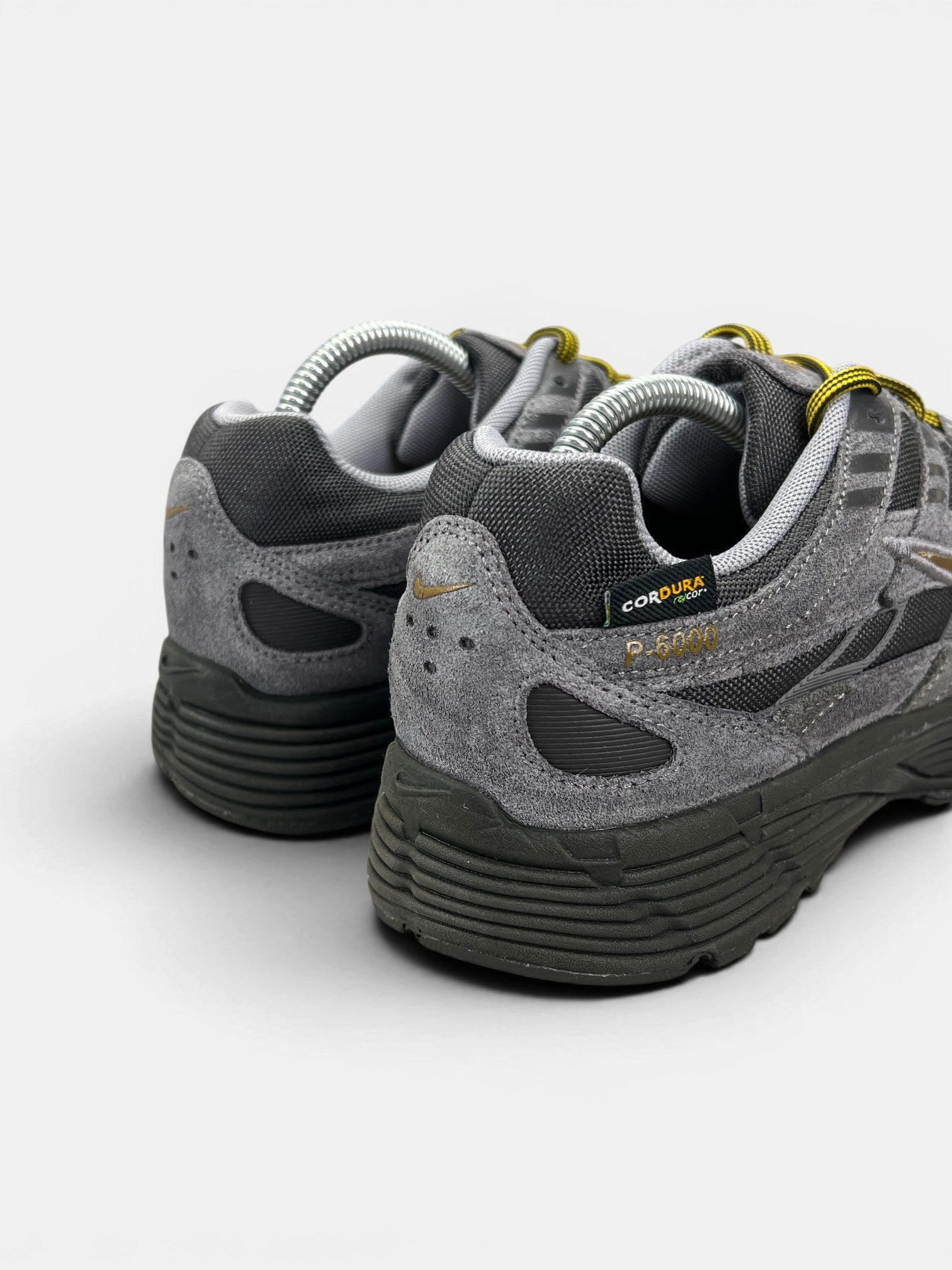 Nike P-6000 CORDURA Medium Ash/Golden Hop — buty sportowe męskie w bardzo dobrym stanie rozmiar 43, widok z tyłu