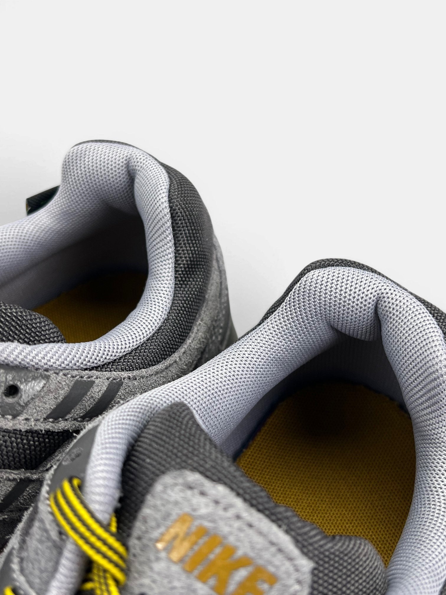 Nike P-6000 CORDURA Medium Ash/Golden Hop — buty sportowe męskie w bardzo dobrym stanie rozmiar 43, zapiętki butów