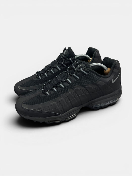 Nike Air Max 95 Ultra “Black / Grey” Ultra Black Grey — buty sportowe męskie w bardzo dobrym stanie rozmiar 44.5, widok z boku