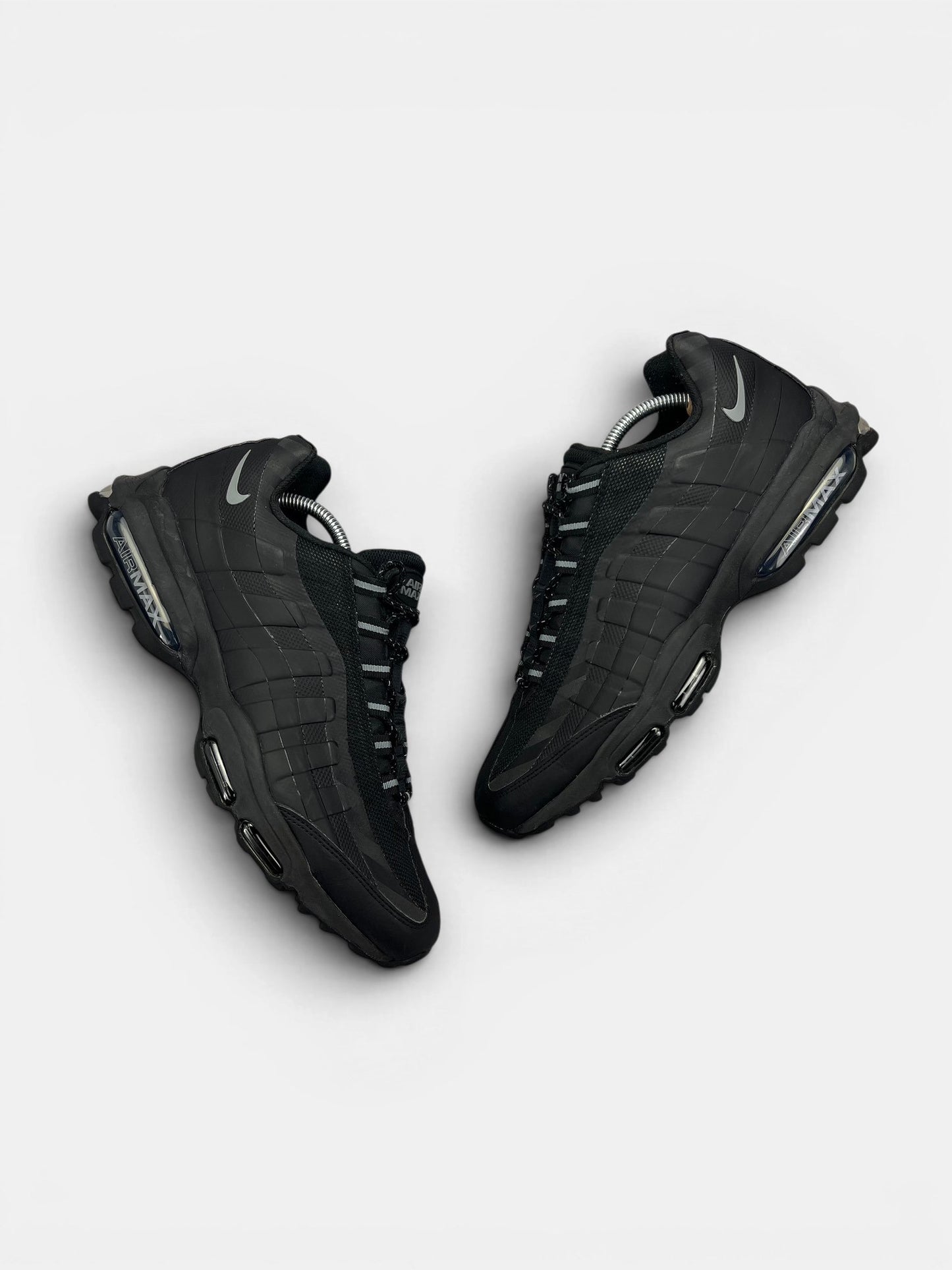 Nike Air Max 95 Ultra “Black / Grey” Ultra Black Grey — buty sportowe męskie w bardzo dobrym stanie rozmiar 44.5, widok z góry na zewnętrzną stronę butów