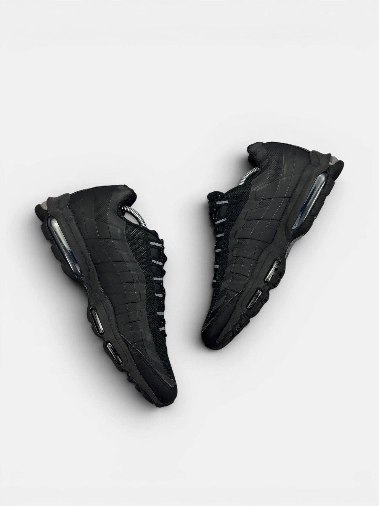 Nike Air Max 95 Ultra “Black / Grey” Ultra Black Grey — buty sportowe męskie w bardzo dobrym stanie rozmiar 44.5, widok z góry na wewnętrzną stronę butów