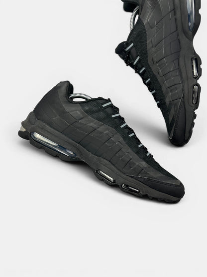 Nike Air Max 95 Ultra “Black / Grey” Ultra Black Grey — buty sportowe męskie w bardzo dobrym stanie rozmiar 44.5, wewnętrzny panel lewego buta