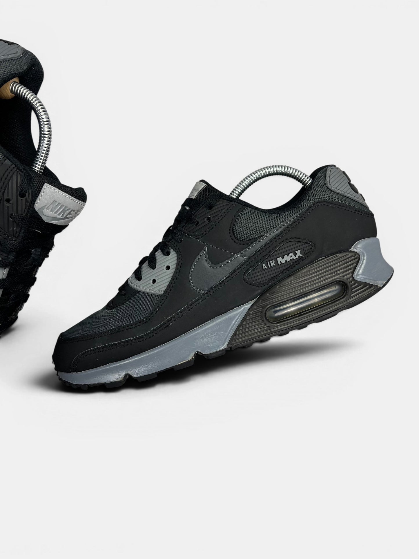 Nike Air Max 90 — buty sportowe męskie w bardzo dobrym stanie rozmiar 43, zewnętrzny panel lewego buta