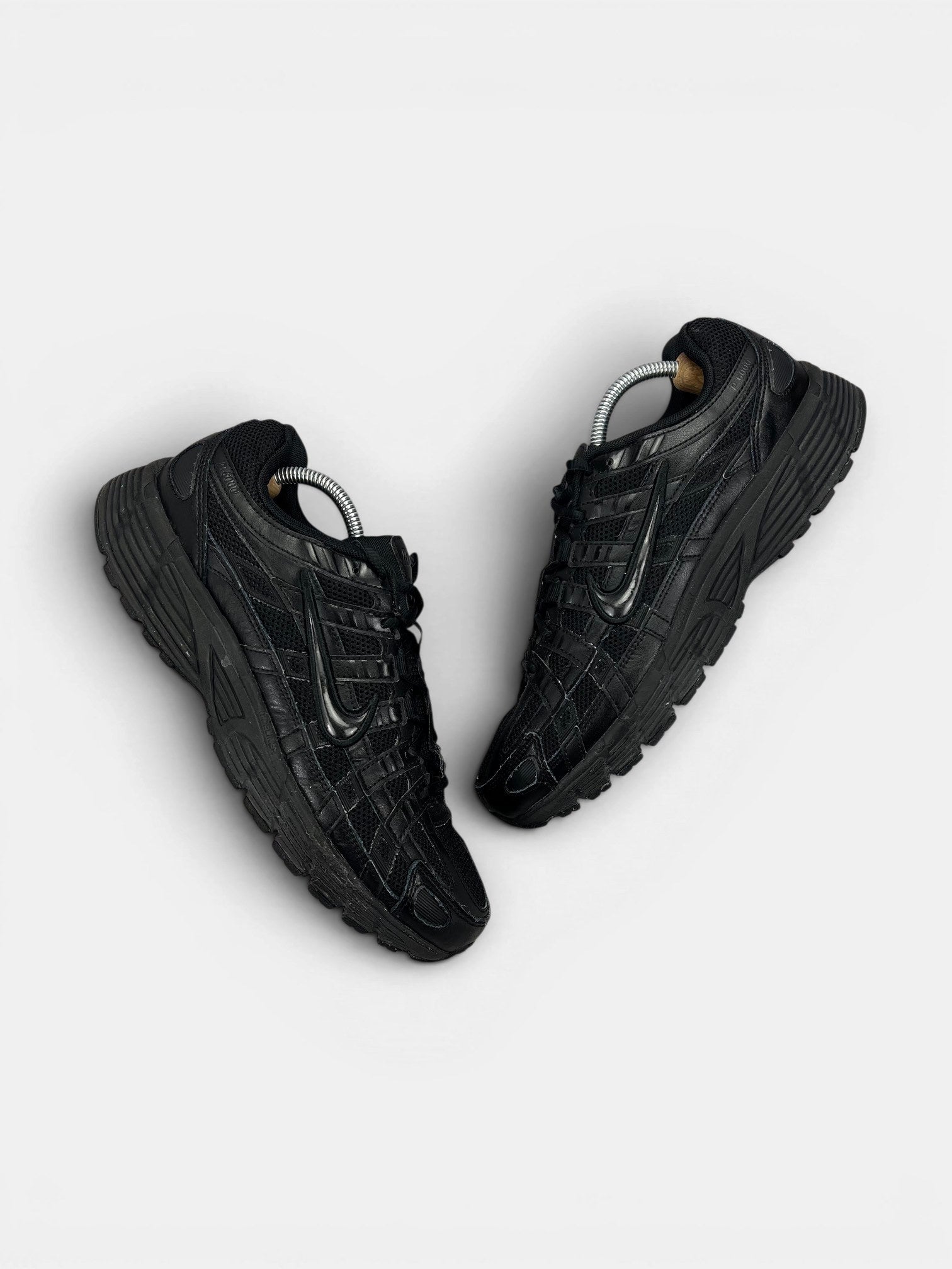 Nike P-6000 Black — buty sportowe męskie w bardzo dobrym stanie rozmiar 43, widok z góry na zewnętrzną stronę butów