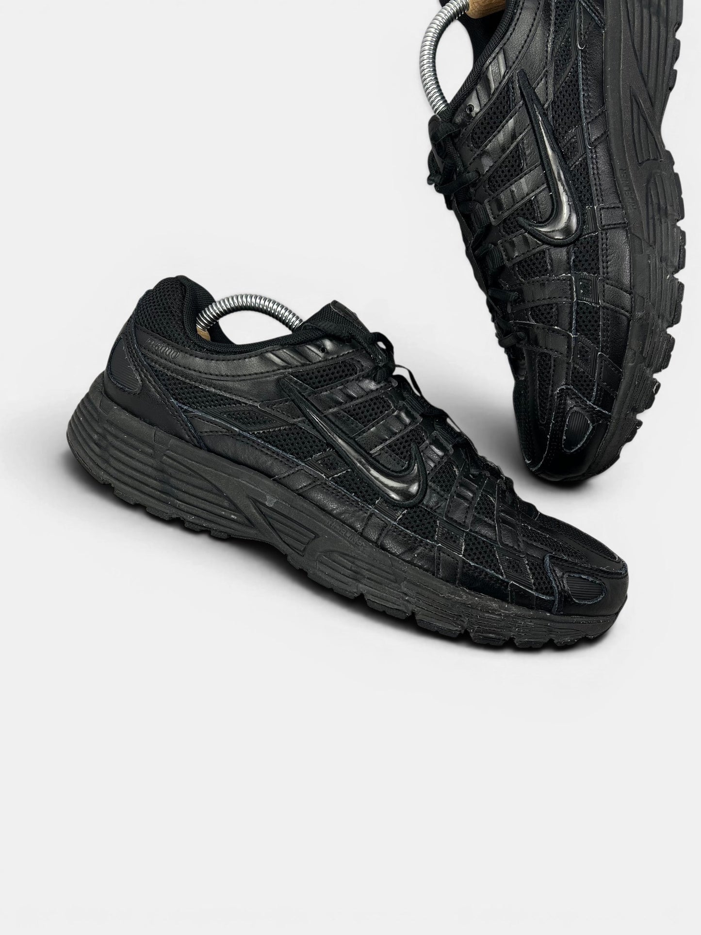 Nike P-6000 Black — buty sportowe męskie w bardzo dobrym stanie rozmiar 43, zewnętrzny panel prawego buta