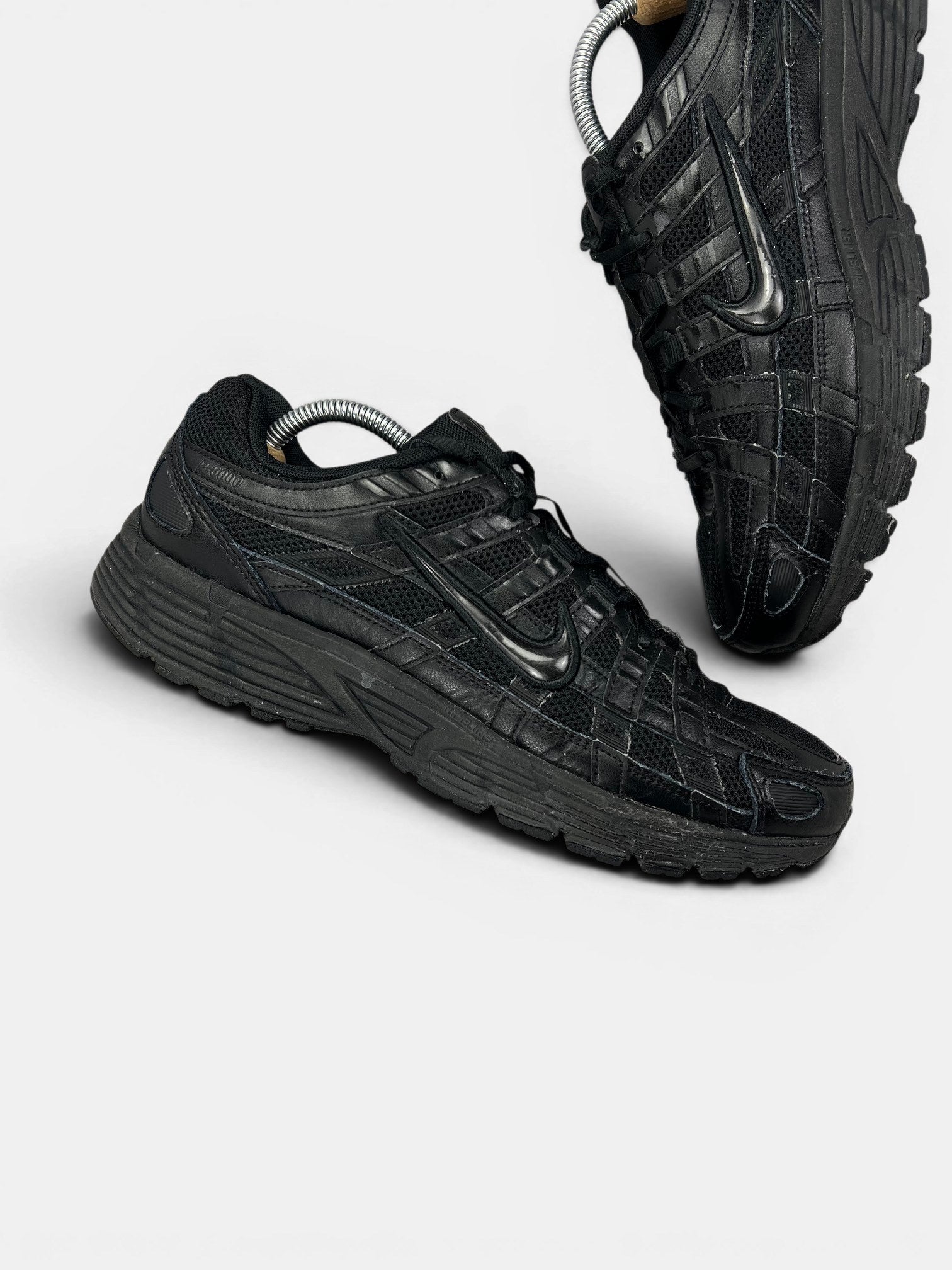 Nike P-6000 Black — buty sportowe męskie w bardzo dobrym stanie rozmiar 43, zewnętrzny panel prawego buta