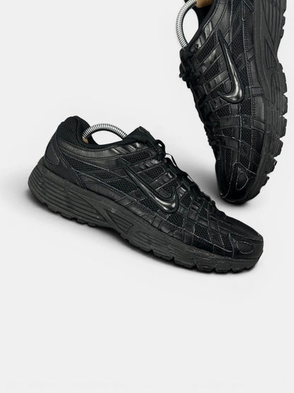 Nike P-6000 Black — buty sportowe męskie w bardzo dobrym stanie rozmiar 43, zewnętrzny panel prawego buta