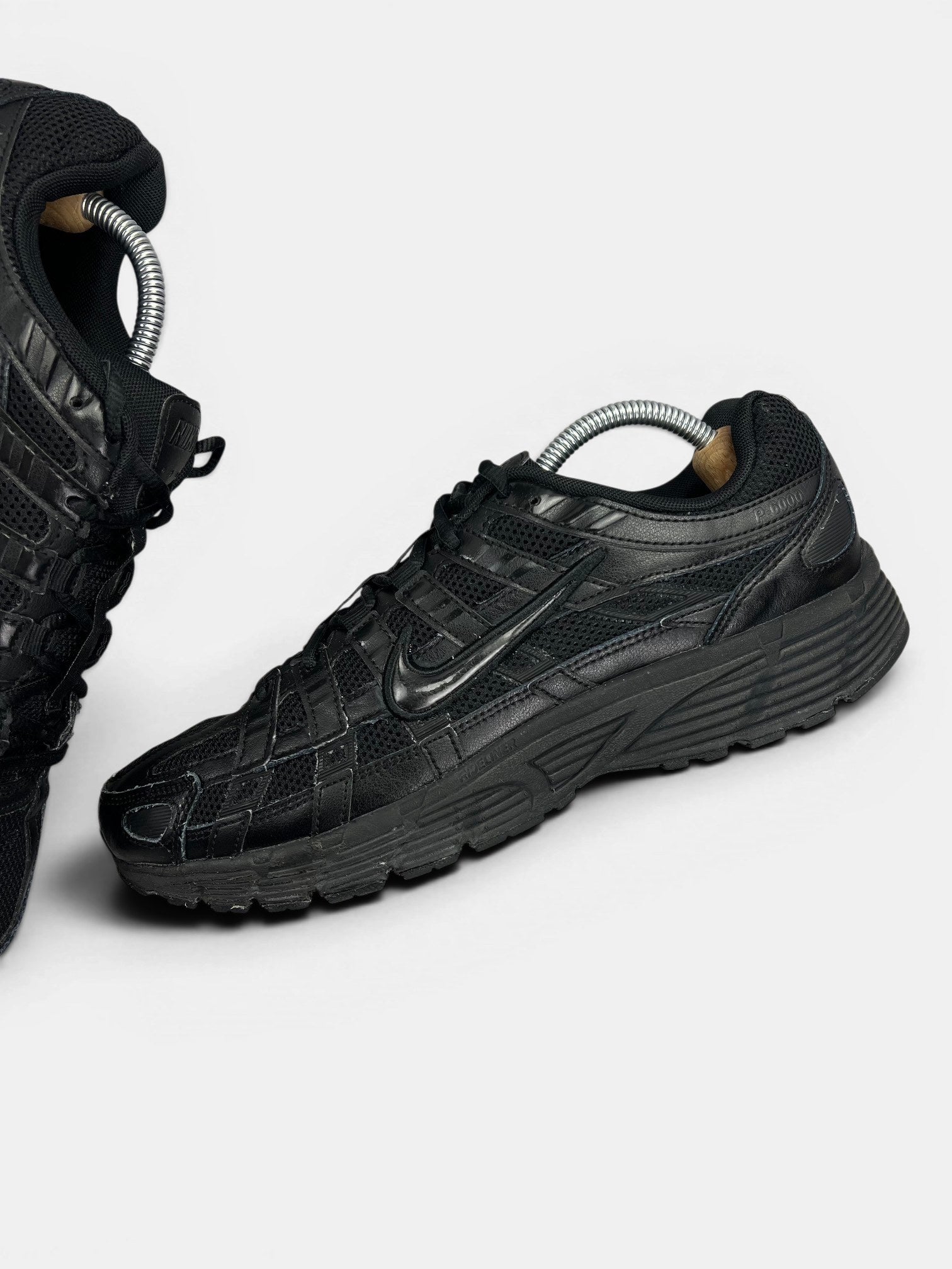 Nike P-6000 Black — buty sportowe męskie w bardzo dobrym stanie rozmiar 43, zewnętrzny panel lewego buta