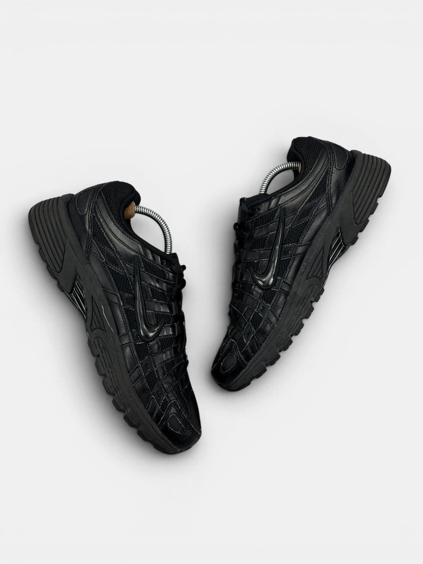 Nike P-6000 Black — buty sportowe męskie w bardzo dobrym stanie rozmiar 43, widok z góry na wewnętrzną stronę butów