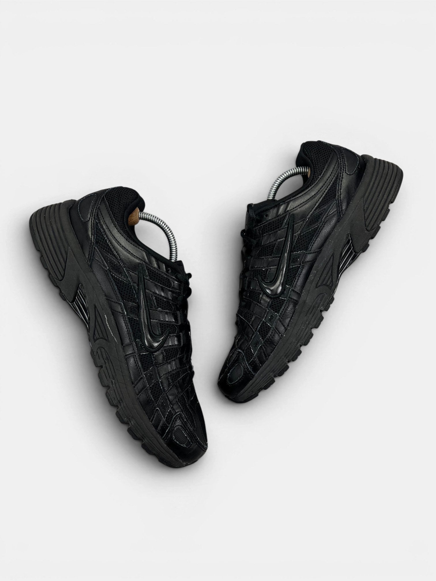 Nike P-6000 Black — buty sportowe męskie w bardzo dobrym stanie rozmiar 43, widok z góry na wewnętrzną stronę butów
