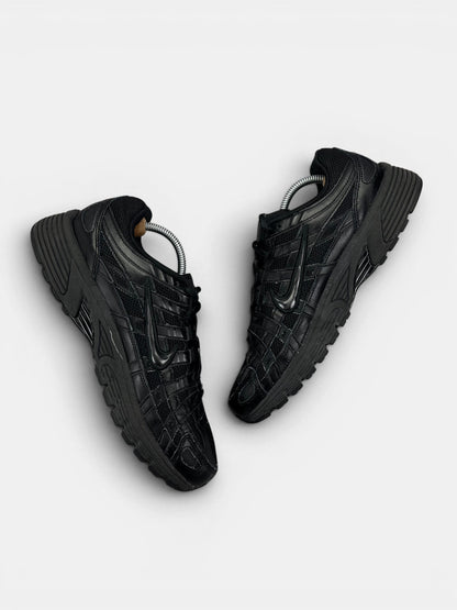 Nike P-6000 Black — buty sportowe męskie w bardzo dobrym stanie rozmiar 43, widok z góry na wewnętrzną stronę butów