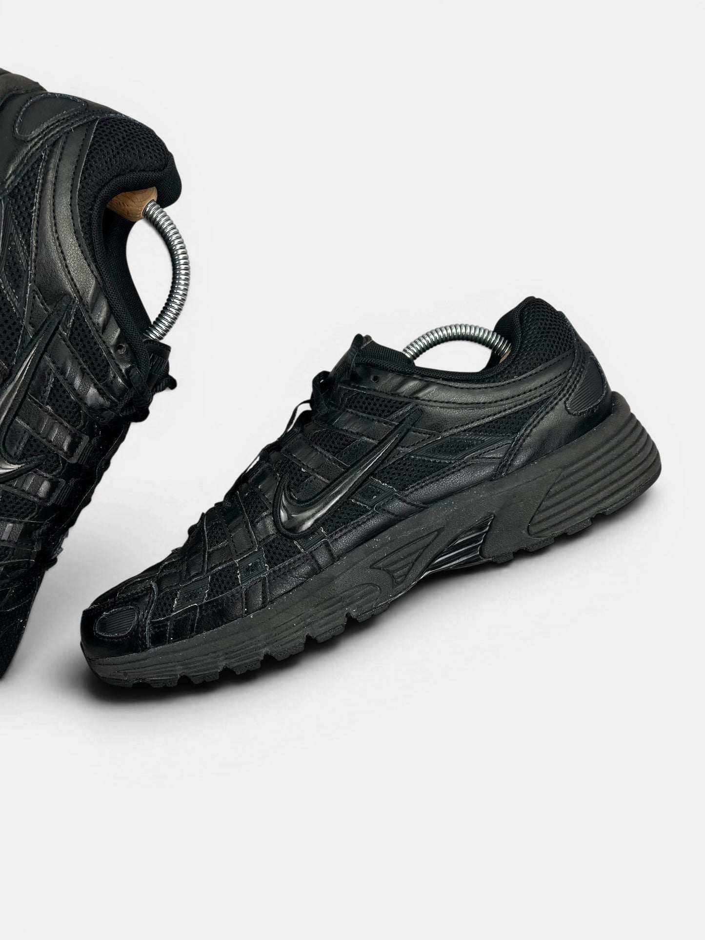 Nike P-6000 Black — buty sportowe męskie w bardzo dobrym stanie rozmiar 43, wewnętrzny panel prawego buta