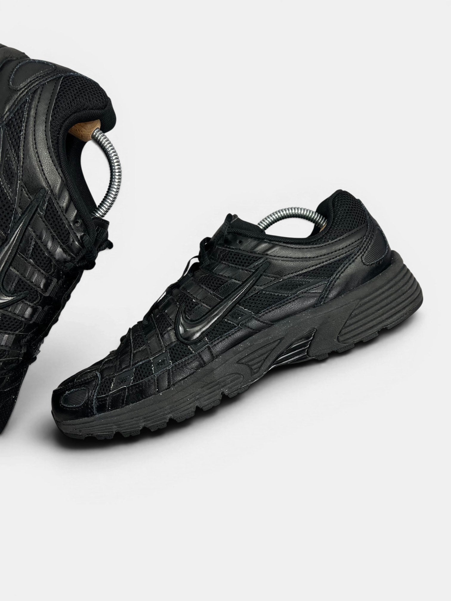 Nike P-6000 Black — buty sportowe męskie w bardzo dobrym stanie rozmiar 43, wewnętrzny panel prawego buta