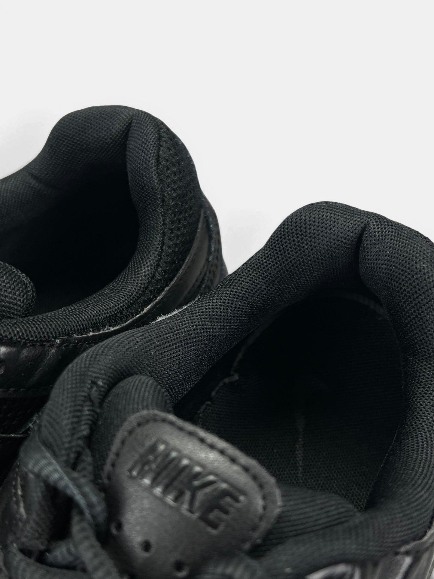 Nike P-6000 Black — buty sportowe męskie w bardzo dobrym stanie rozmiar 43, zapiętki butów