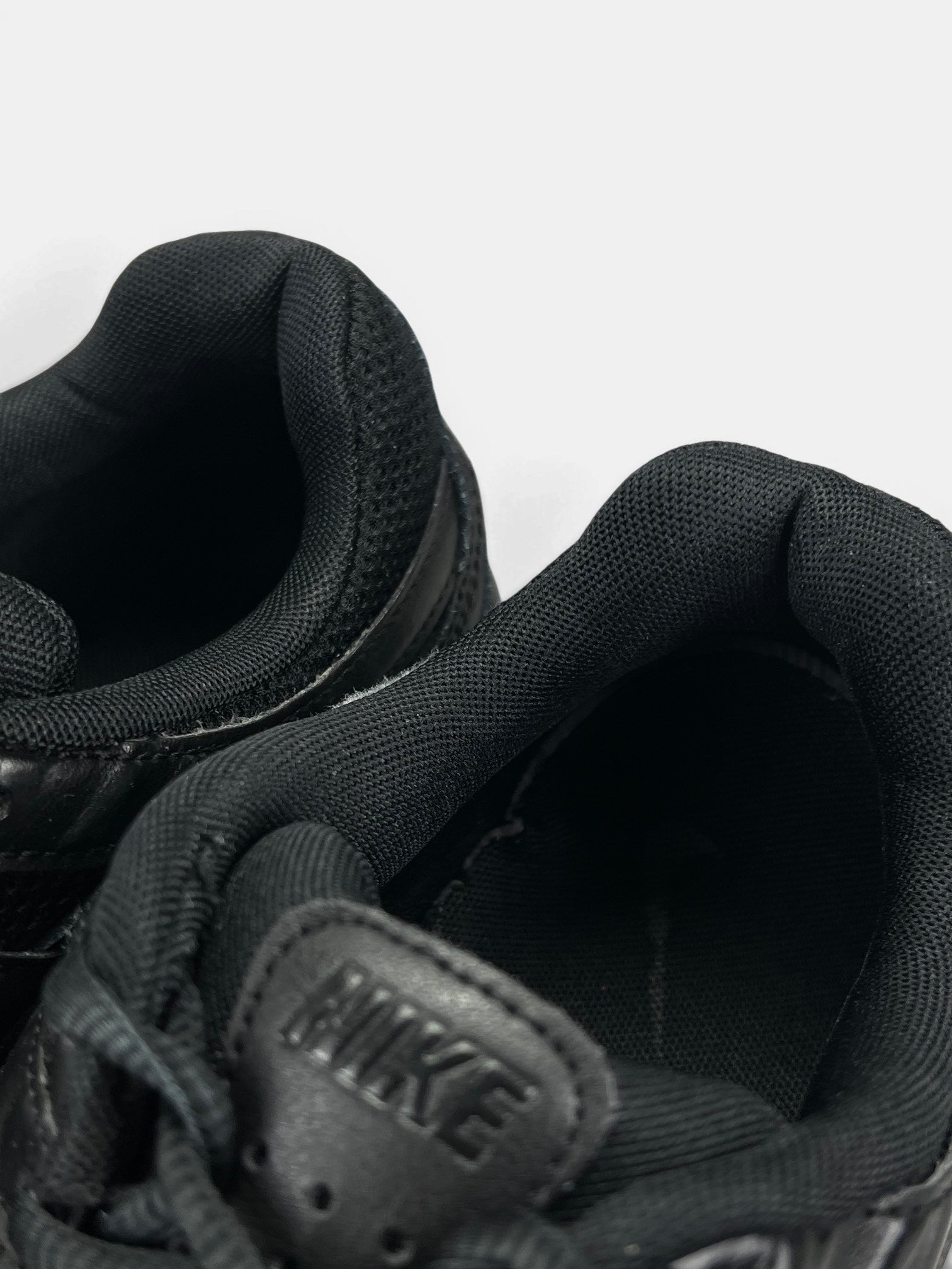 Nike P-6000 Black — buty sportowe męskie w bardzo dobrym stanie rozmiar 43, zapiętki butów