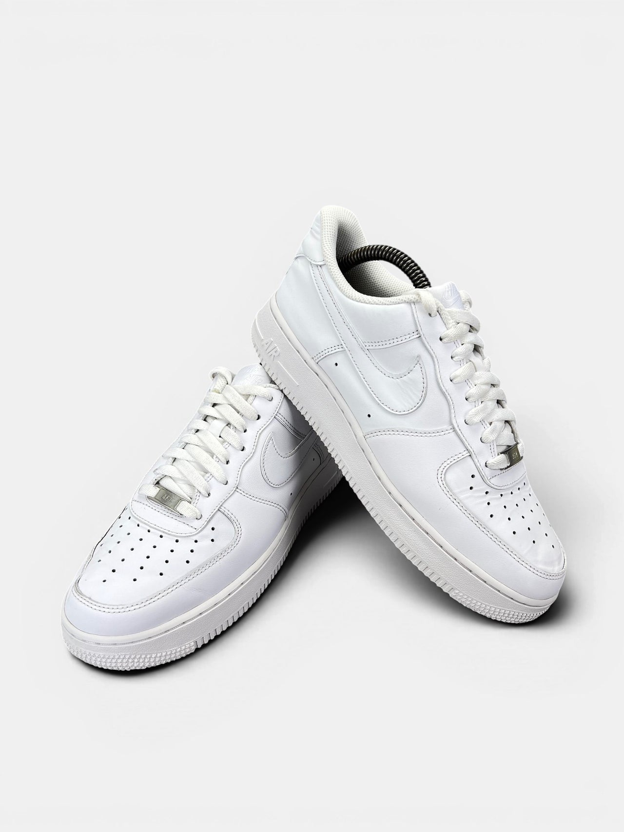 Nike Air Force 1 '07 — buty sportowe męskie w bardzo dobrym stanie rozmiar 41, boczny profil