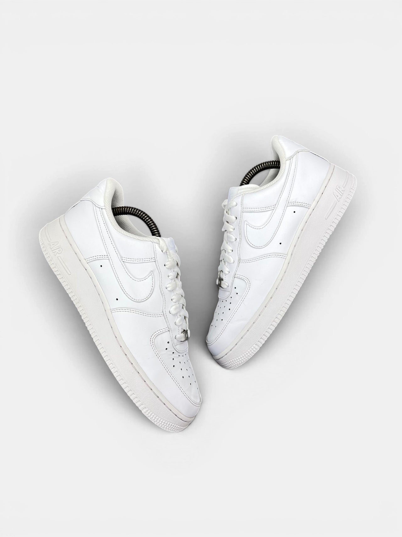 Nike Air Force 1 '07 — buty sportowe męskie w bardzo dobrym stanie rozmiar 41, widok z góry na zewnętrzną stronę butów